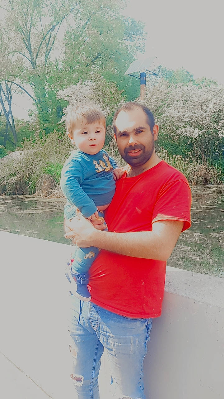 Kendjy a rejoint le concours — aidez-le/la à gagner de superbes lots ! abdomen, baby, denim, electric_blue, event, fun, gesture, grass, hairstyle, happy, hug, jeans, joy, leisure, people_in_nature, person, plant, sleeve, t_shirt, toddler