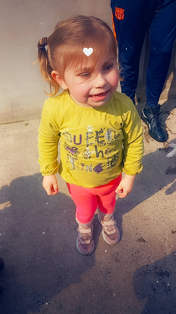 Jade participe au concours pour gagner de l'argent avec cette photo : baby, baby_toddler_clothing, beauty, child, cool, eye, flooring, footwear, fun, happy, human_leg, joy, leg, pattern, person, shoe, sleeve, smile, sneakers, t_shirt