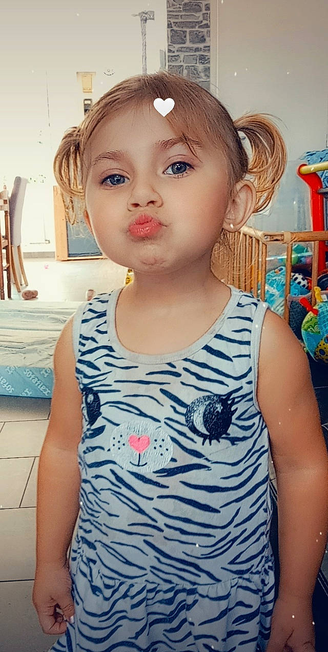 Jade participe au concours pour gagner de l'argent avec cette photo : baby_toddler_clothing, blue, cheek, child, chin, cool, ear, electric_blue, eyelash, fun, hairstyle, happy, iris, lip, neck, shoulder, sleeve, standing, t_shirt, toddler
