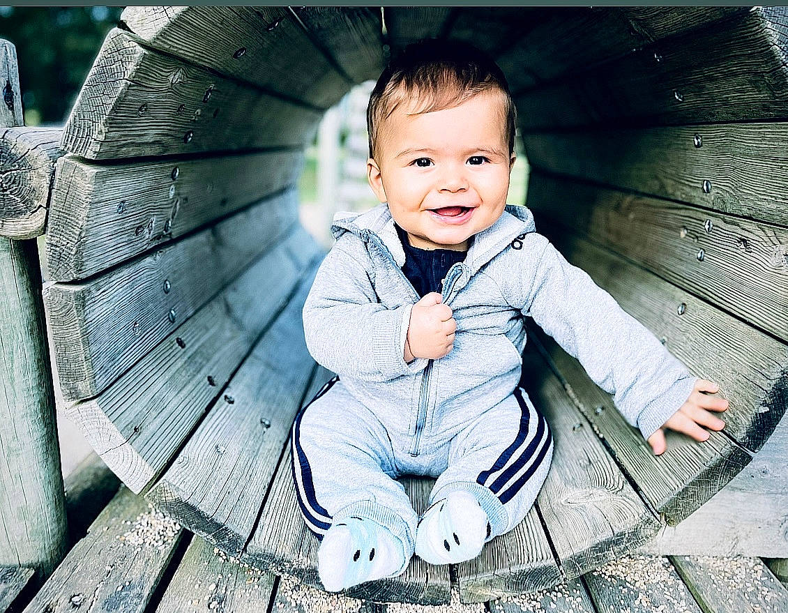 Rafaël a rejoint le concours — aidez-le/la à gagner de superbes lots ! baby_toddler_clothing, child, cool, eye, facial_expression, flash_photography, grass, happy, human, iris, mammal, outerwear, people_in_nature, person, skin, smile, standing, style, toddler, tree