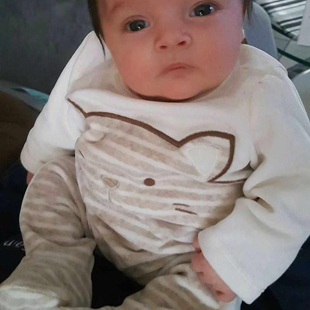 Dylan a rejoint le concours — aidez-le/la à gagner de superbes lots ! baby, clothing, coat, cushion, face, formalwear, head, homedecor, jacket, longsleeve, newborn, pants, people, person, photography, portrait, shirt, sitting, sleeve, t_shirt