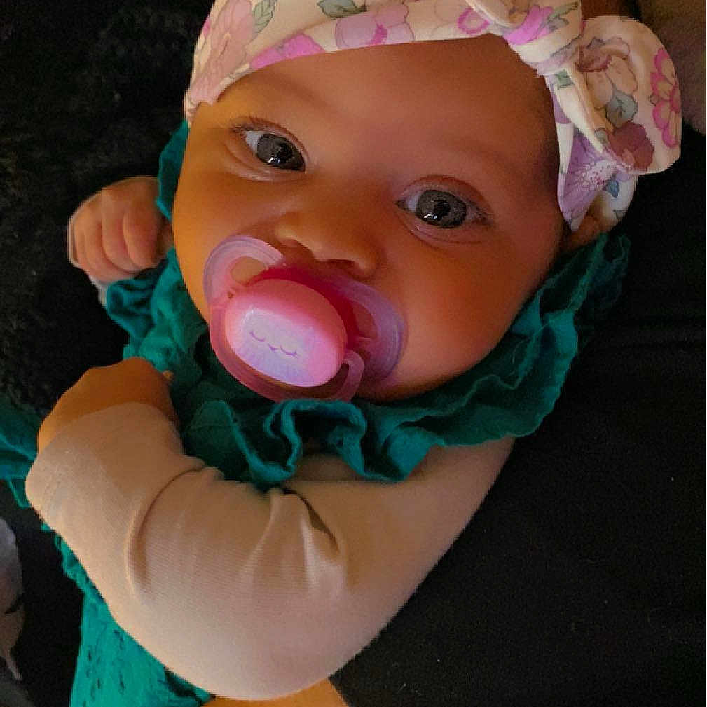 Hélise a rejoint le concours — aidez-le/la à gagner de superbes lots ! baby, bodypart, bonnet, cap, clothing, coat, costume, diaper, face, glove, hat, head, jacket, medication, person, photography, pill, portrait, purple, toy