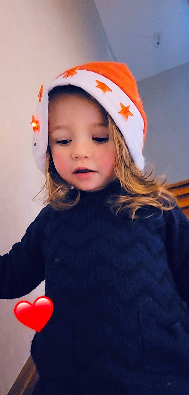 Anaé a rejoint le concours — aidez-le/la à gagner de superbes lots ! cap, face, facial_expression, flash_photography, fun, hairstyle, happy, head, headgear, headwear, human_body, lip, organ, outerwear, people, person, pink, red, skin, sleeve