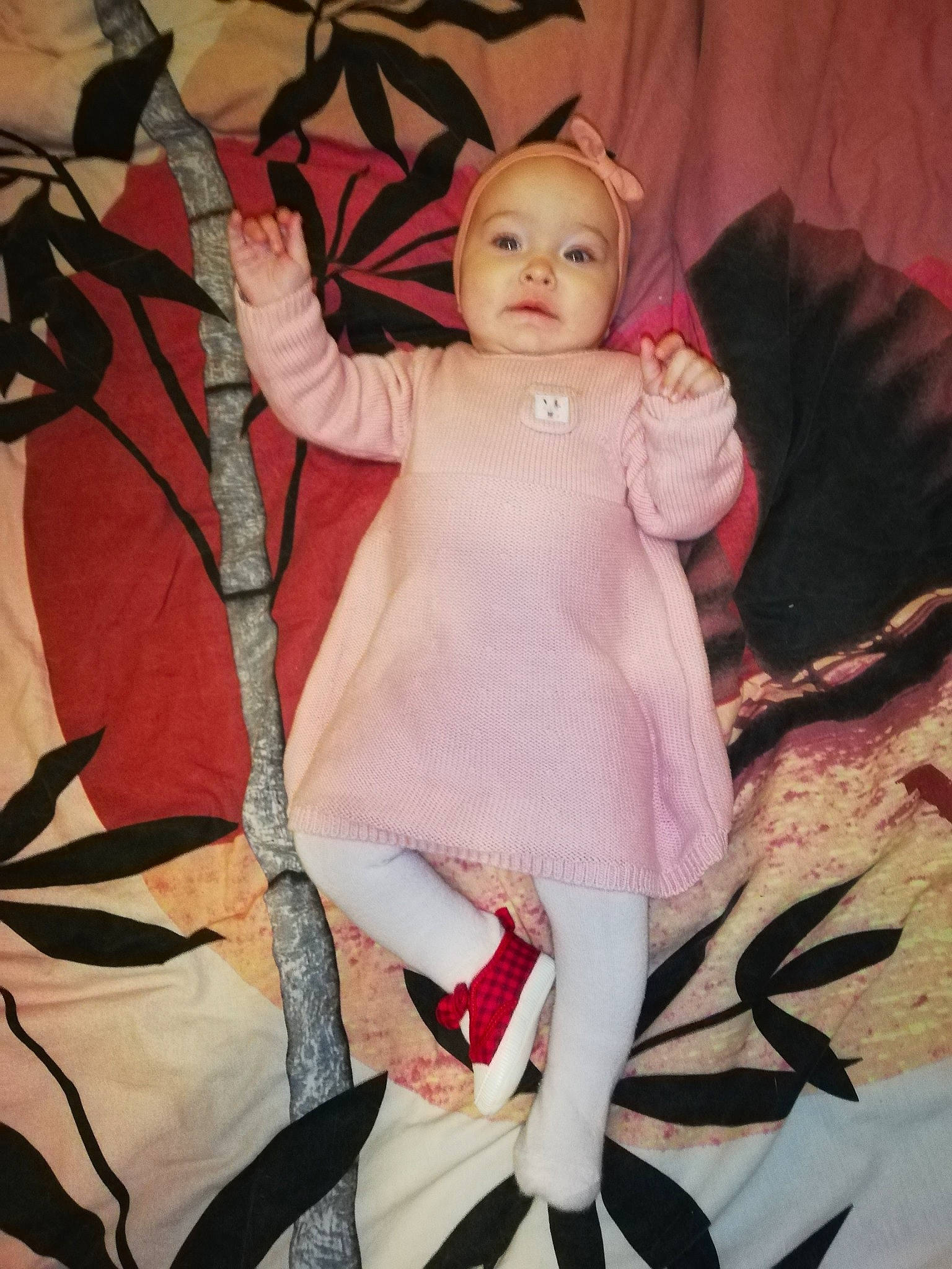 Lola a rejoint le concours — aidez-le/la à gagner de superbes lots ! baby, baby_products, baby_toddler_clothing, child, comfort, doll, dress, eye, eyelash, fawn, fur, human_body, linens, pattern, peach, person, pink, skin, sleeve, stuffed_toy