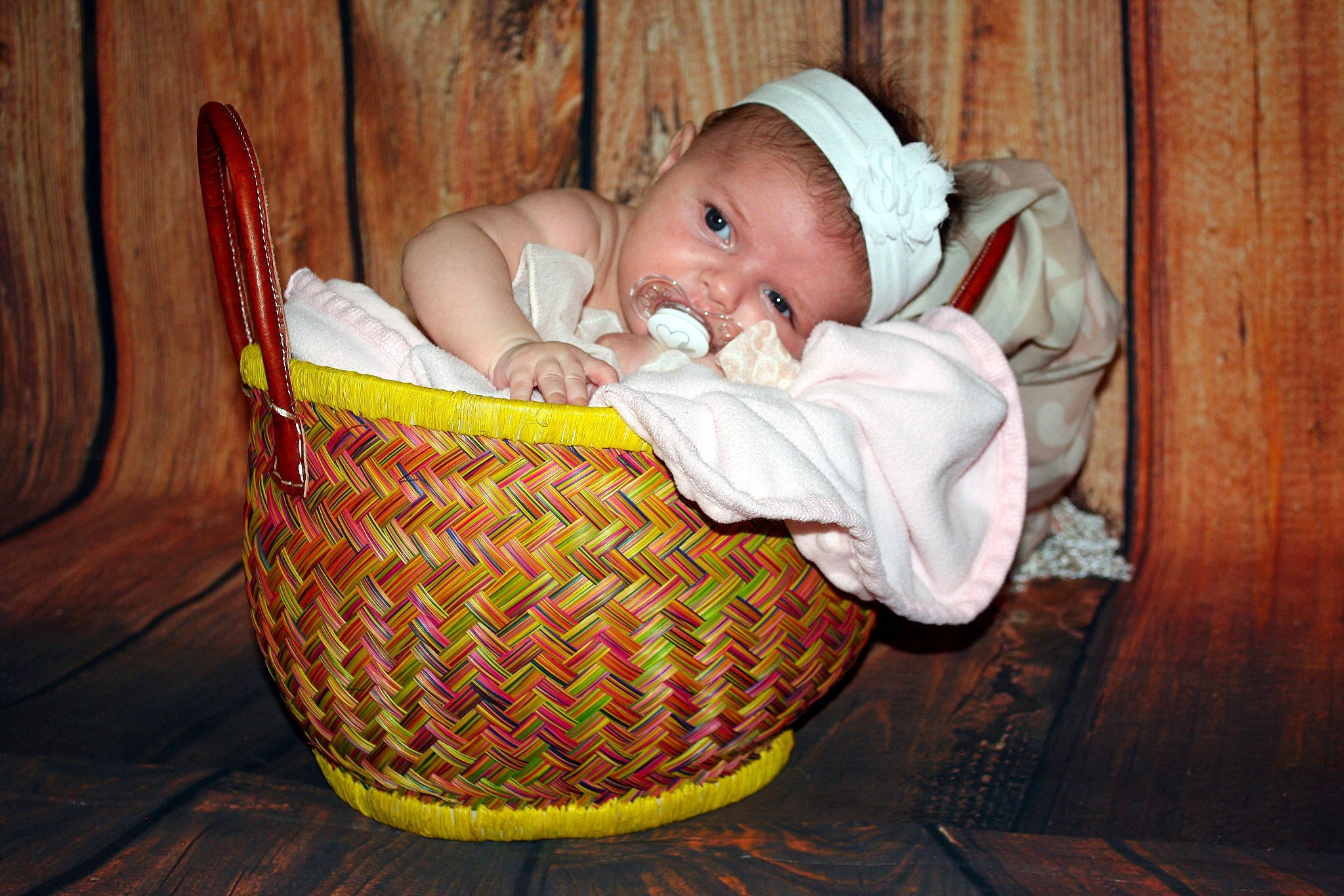 Thays participe au concours pour gagner de l'argent avec cette photo : baby, baby_products, basket, child, joy, person, product, skin, toddler, wicker, yellow