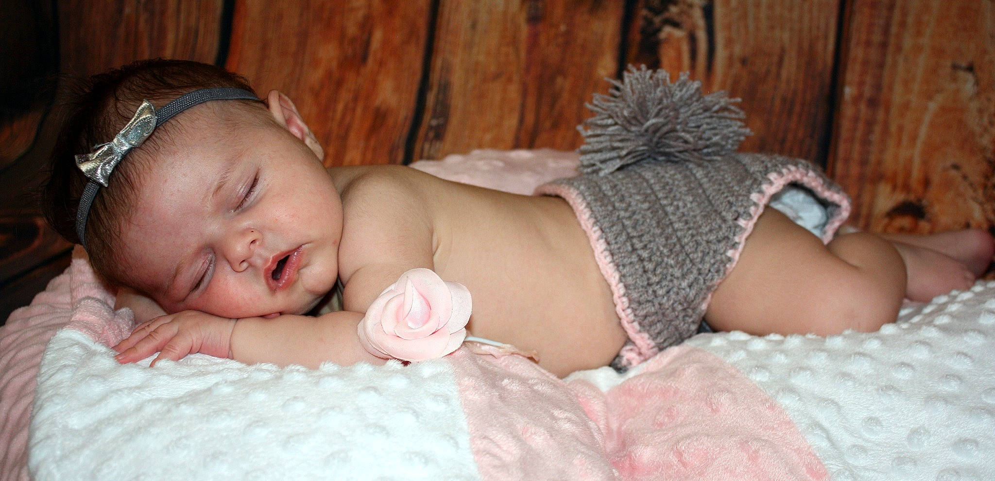 Thays participe au concours pour gagner de l'argent avec cette photo : baby, baby_products, baby_sleeping, baby_toddler_clothing, bedtime, birth, cheek, child, headgear, person, photography, pink, skin, sleep, toddler