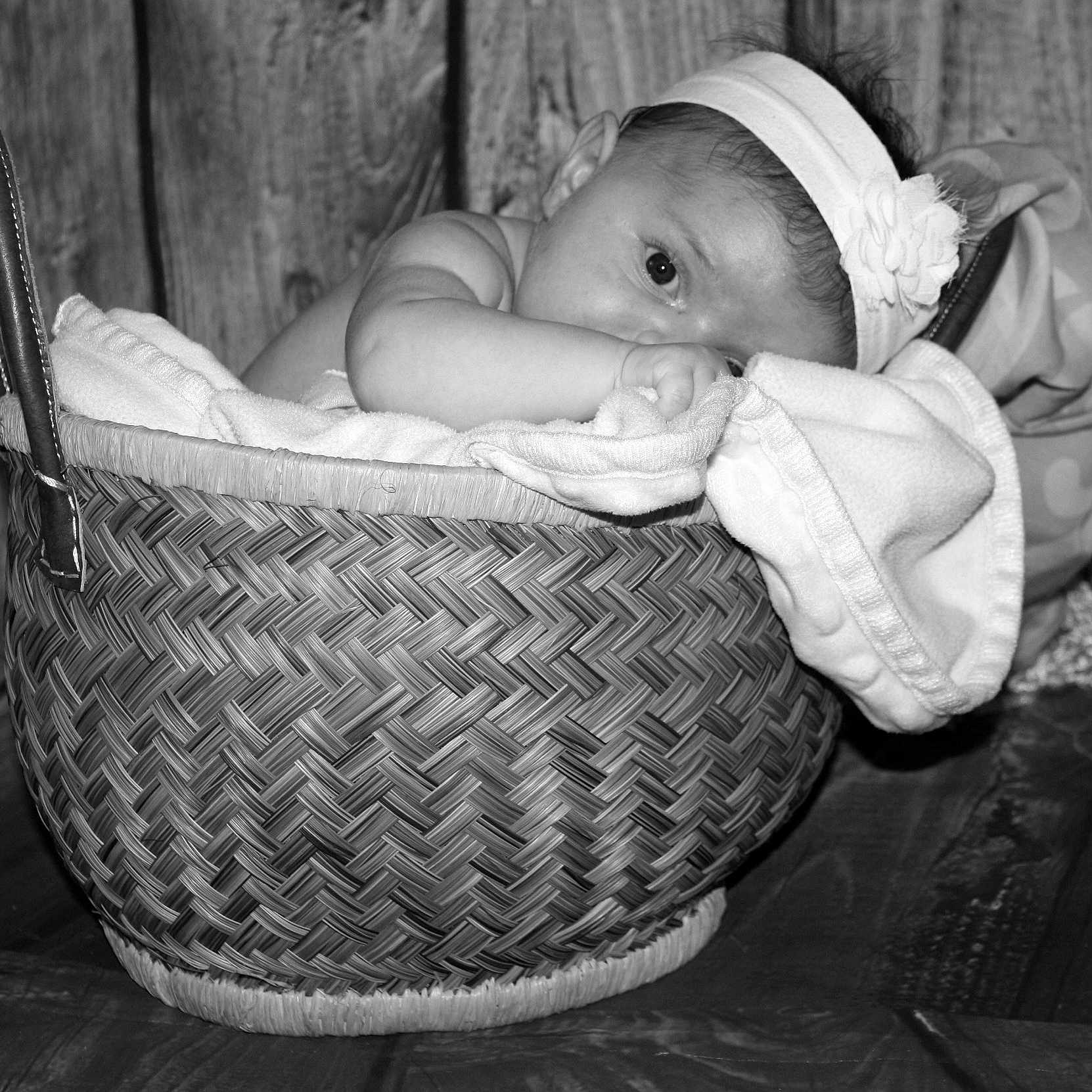 Thays participe au concours pour gagner de l'argent avec cette photo : baby, baby_products, basket, black_and_white, child, monochrome, monochrome_photography, photography, product, toddler, white, wicker