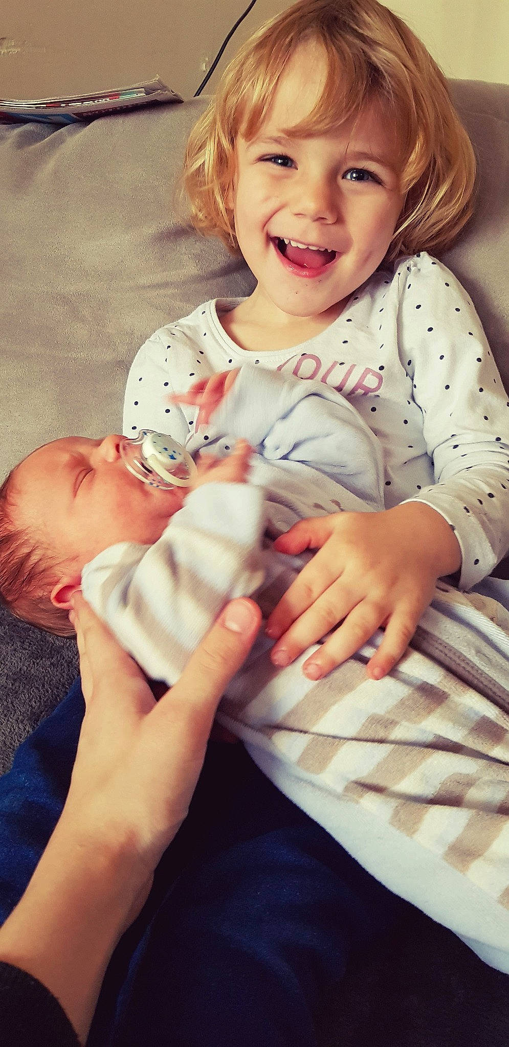 Jena participe au concours pour gagner de l'argent avec cette photo : baby, blond, child, daughter, hand, joy, mother, person, play, product, sibling, smile, toddler