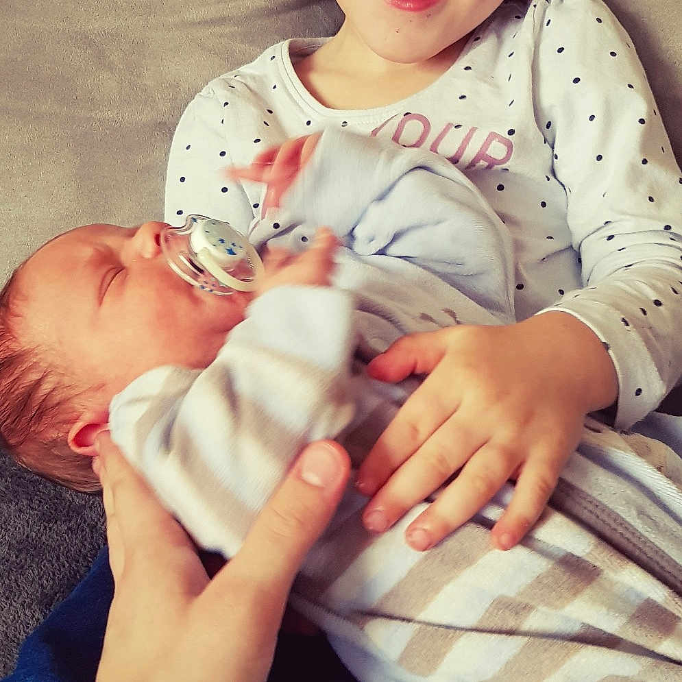 Jena participe au concours pour gagner de l'argent avec cette photo : baby, blond, child, daughter, hand, joy, mother, person, play, product, sibling, smile, toddler