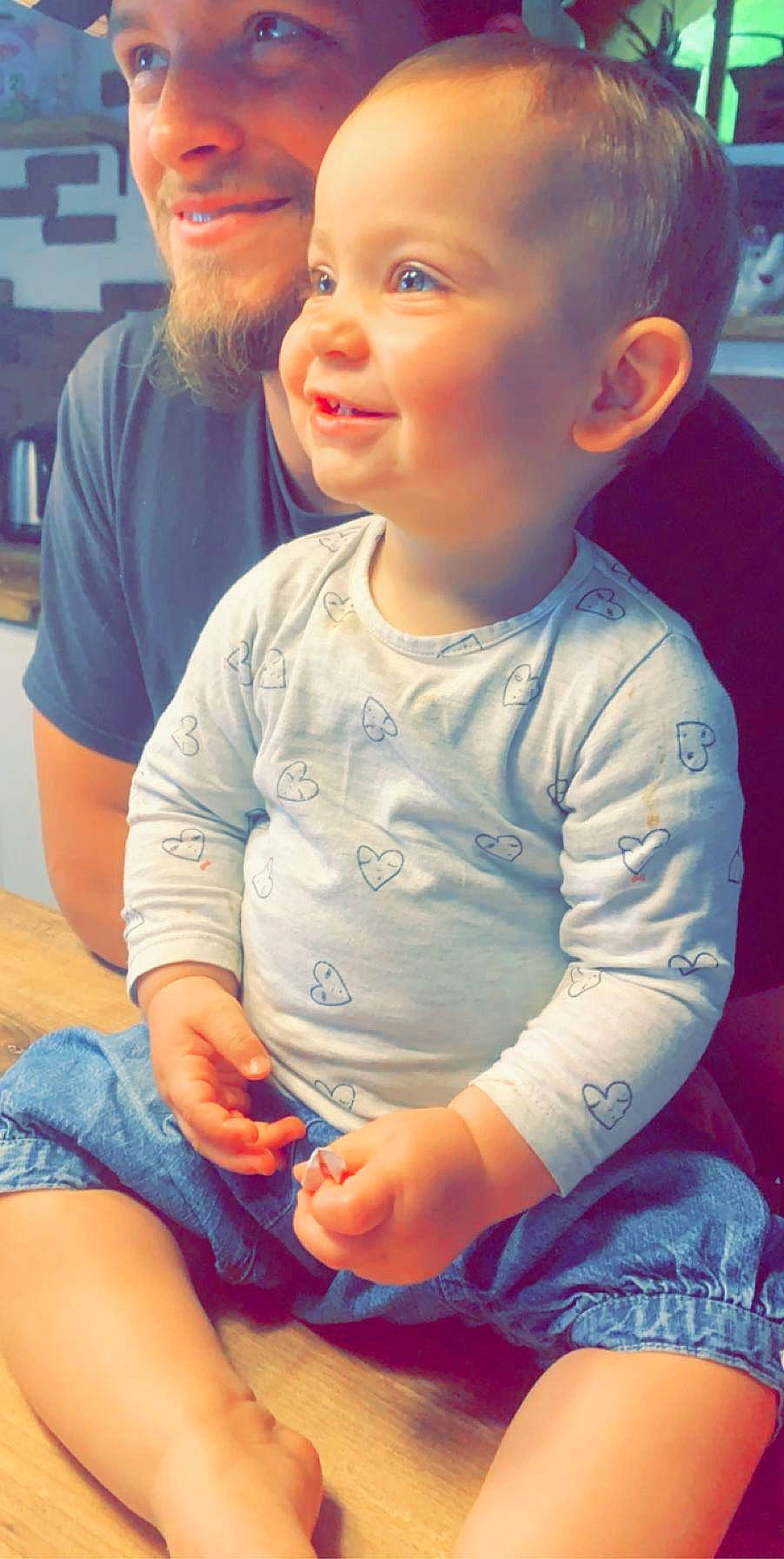 Alix participe au concours pour gagner de l'argent avec cette photo : arm, baby, cheek, child, ear, face, facial_expression, finger, happy, headwear, joy, nose, person, play, sitting, skin, smile, t_shirt, toddler