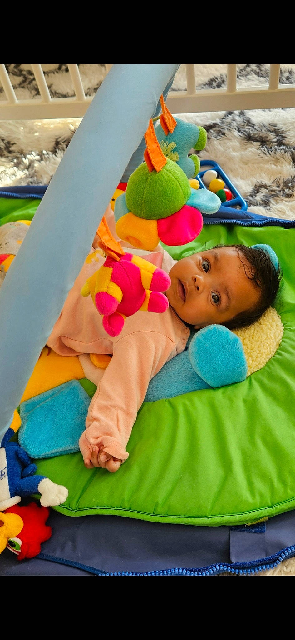 Malika a rejoint le concours — aidez-le/la à gagner de superbes lots ! baby, baby_playing_with_toys, baby_products, baby_toddler_clothing, baby_toys, child, comfort, fun, grass, happy, leisure, linens, nap_mat, person, play, playmat, plush, room, stuffed_toy, toddler