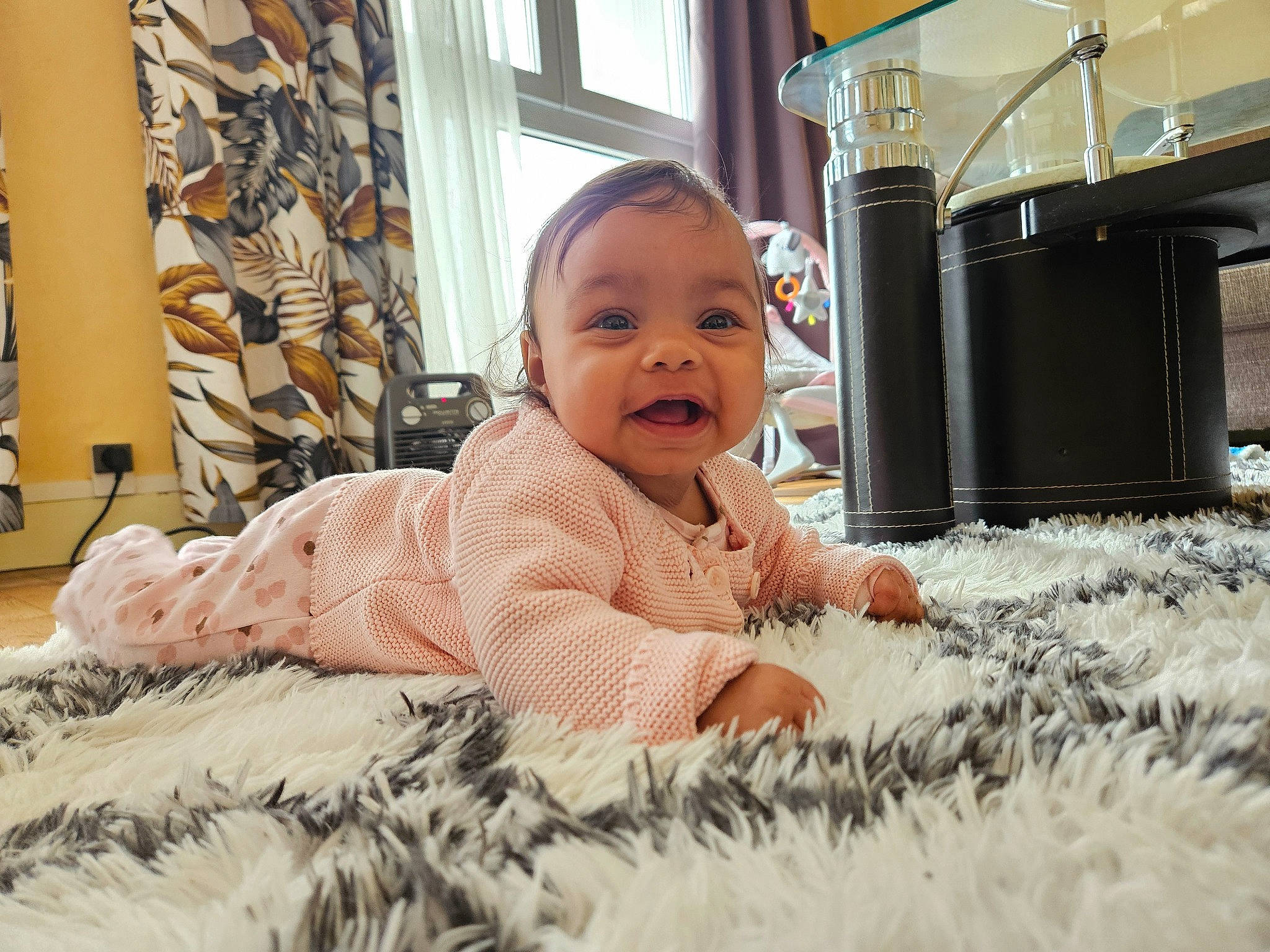 Malika participe au concours pour gagner de l'argent avec cette photo : baby, baby_toddler_clothing, child, comfort, curtain, dress, flooring, fun, fur, grass, happy, home_appliance, linens, person, plant, product, room, sitting, smile, toddler