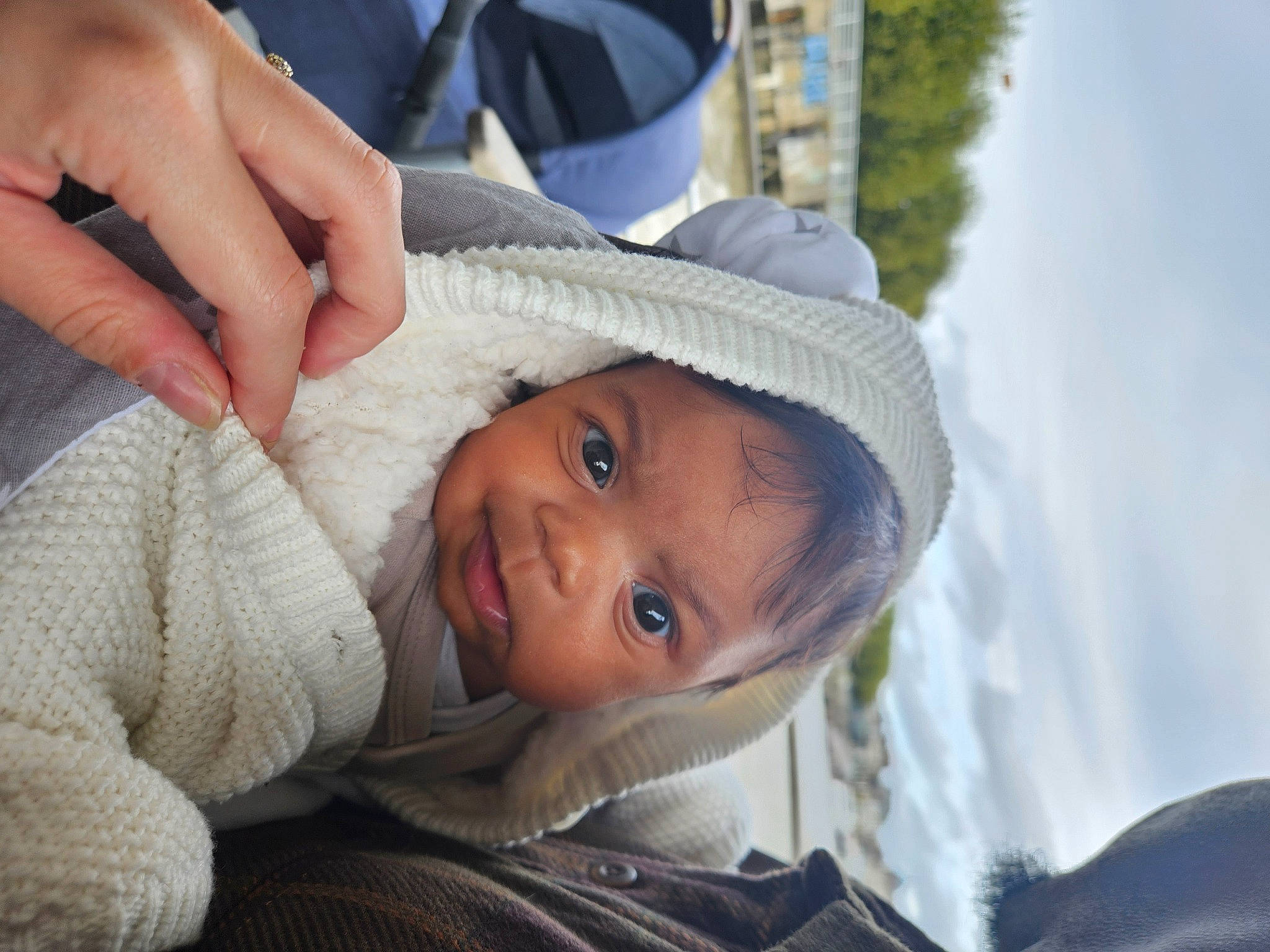 Malika participe au concours pour gagner de l'argent avec cette photo : child, comfort, eyelash, fashion_accessory, freezing, fun, fur, happy, hat, nose, person, plant, portrait_photography, smile, sun_hat, toddler, tradition, tree, window, winter