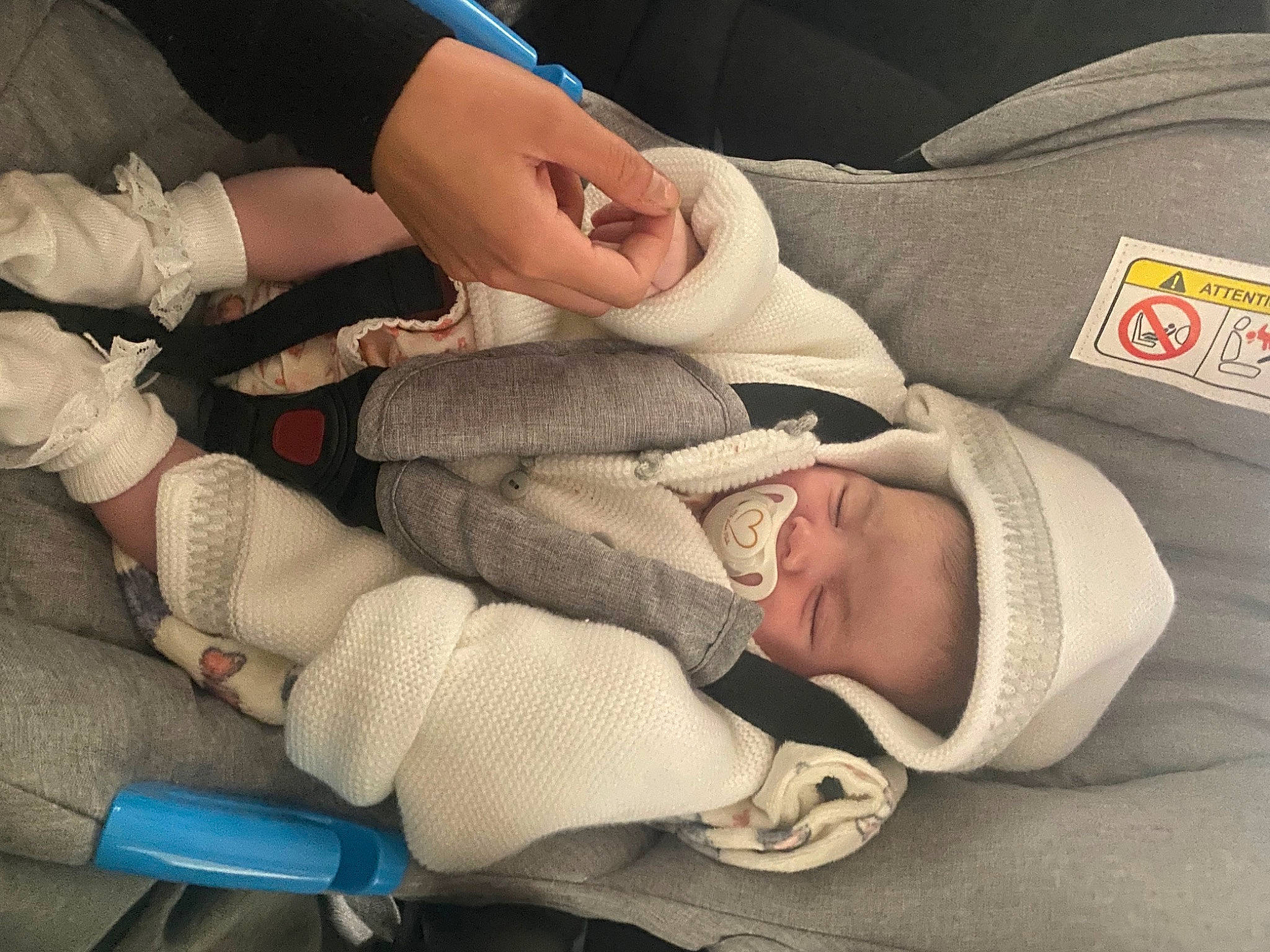 Kellyne a rejoint le concours — aidez-le/la à gagner de superbes lots ! auto_part, baby, baby_products, car_seat, carmine, child, comfort, finger, gesture, hand, health_care, human_body, nail, person, product, safety_glove, service, textile, thumb, toddler