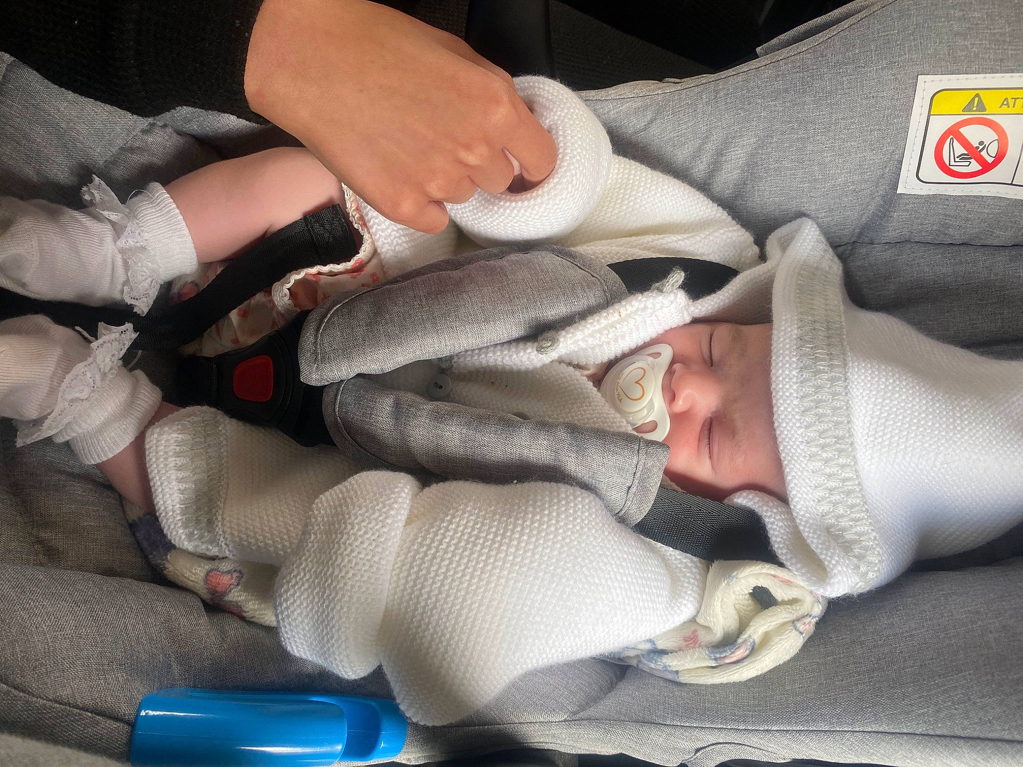 Kellyne a rejoint le concours — aidez-le/la à gagner de superbes lots ! auto_part, baby, baby_carriage, baby_products, car_seat, carmine, child, comfort, finger, gesture, grey, hand, headwear, human_leg, leg, linens, nail, person, textile, thigh