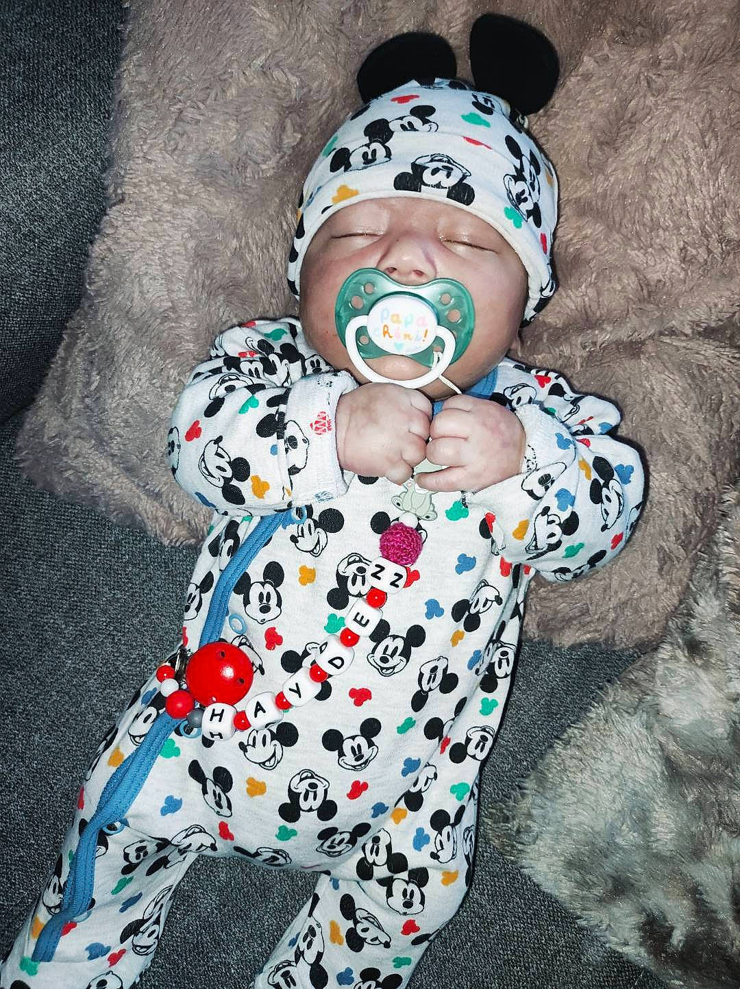 Hayden a rejoint le concours — aidez-le/la à gagner de superbes lots ! baby, baby_toddler_clothing, child, cool, costume, event, eyewear, face, fun, happy, head, headgear, outerwear, pattern, person, personal_protective_equipment, plant, sleeve, street_fashion, t_shirt