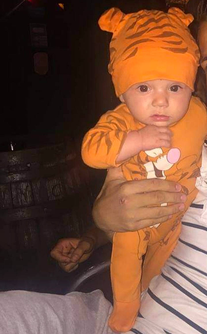 Amadéo a rejoint le concours — aidez-le/la à gagner de superbes lots ! abdomen, baby, baby_toddler_clothing, cap, chair, cheek, costume, finger, flash_photography, fun, hand, headwear, human_body, mouth, nail, peach, person, personal_protective_equipment, sitting, thumb