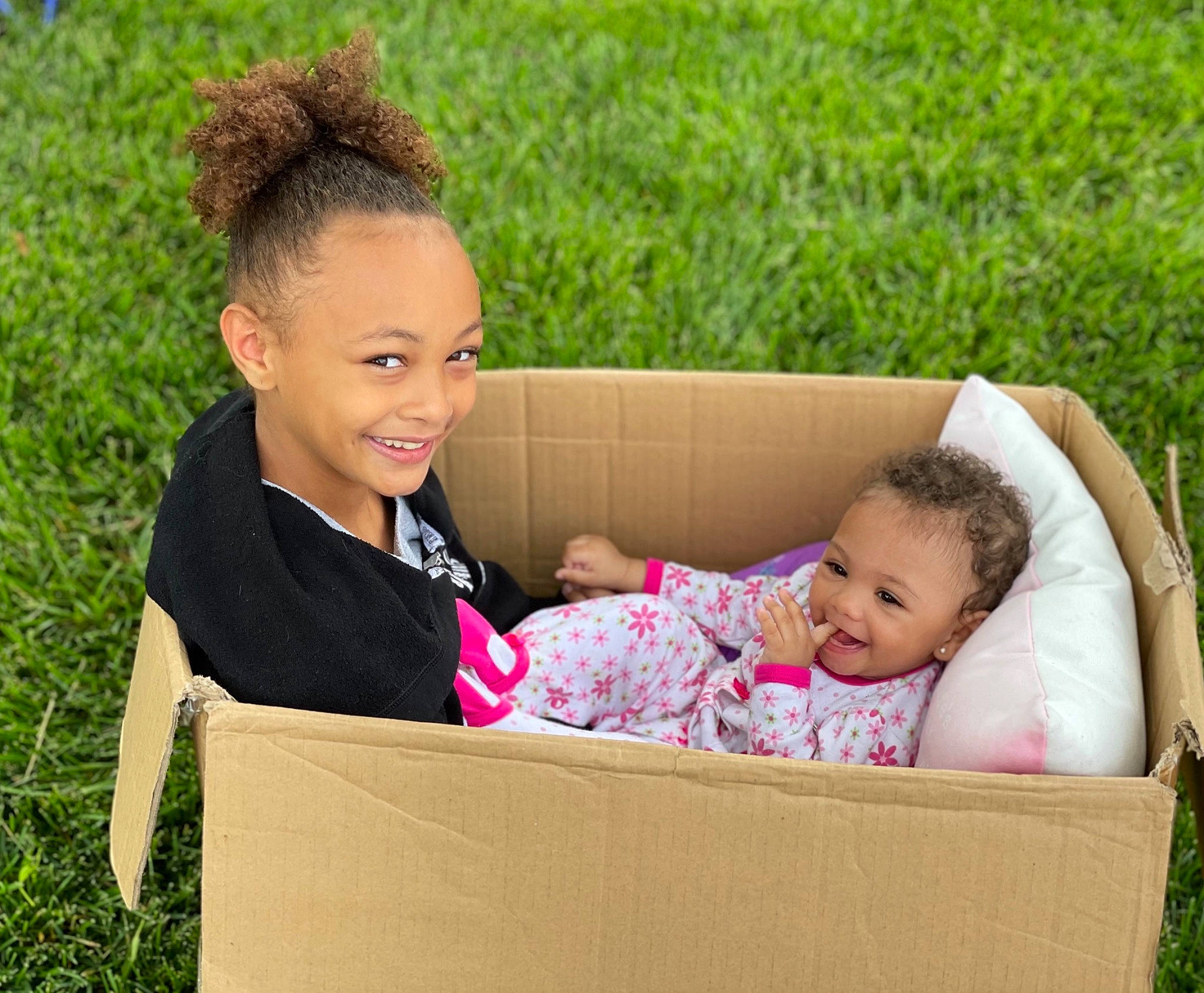 Jada is registered to the contest to win money with this photo: clothing, couch, eye, face, facial_expression, fun, grass, hair, hairstyle, happy, head, human, joy, leisure, mammal, people_in_nature, person, plant, skin, smile