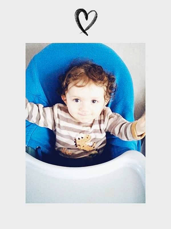 Juliana participe au concours pour gagner de l'argent avec cette photo : aqua, baby, baby_products, baby_toddler_clothing, child, circle, dress, electric_blue, eye, face, font, hair, happy, human_body, person, shorts, sitting, sleeve, smile, t_shirt