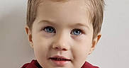 Leo participe au concours pour gagner de l'argent avec cette photo : blue_eyes, child, closeup, cute, face, head, hoodie, indoor, looking_up, maroon_hoodie, person, plain_wall, portrait, short_hair, skin, smile, teeth, toddler, wet_hair, young_child