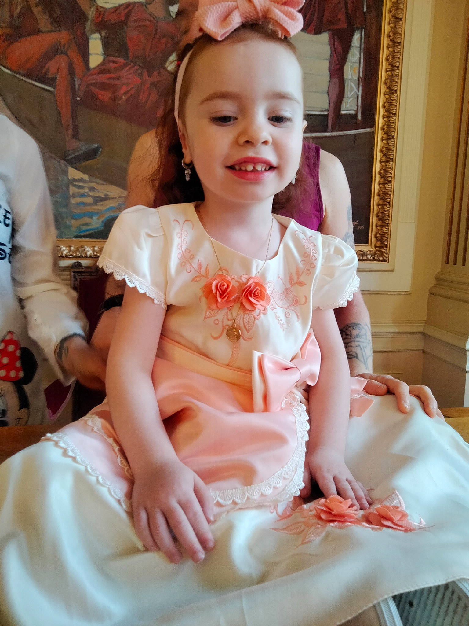 Cloé participe au concours pour gagner de l'argent avec cette photo : baby, baby_toddler_clothing, beauty, chair, cheek, child, dress, embellishment, event, hairstyle, happy, headpiece, joy, magenta, peach, person, pink, skin, sleeve, smile