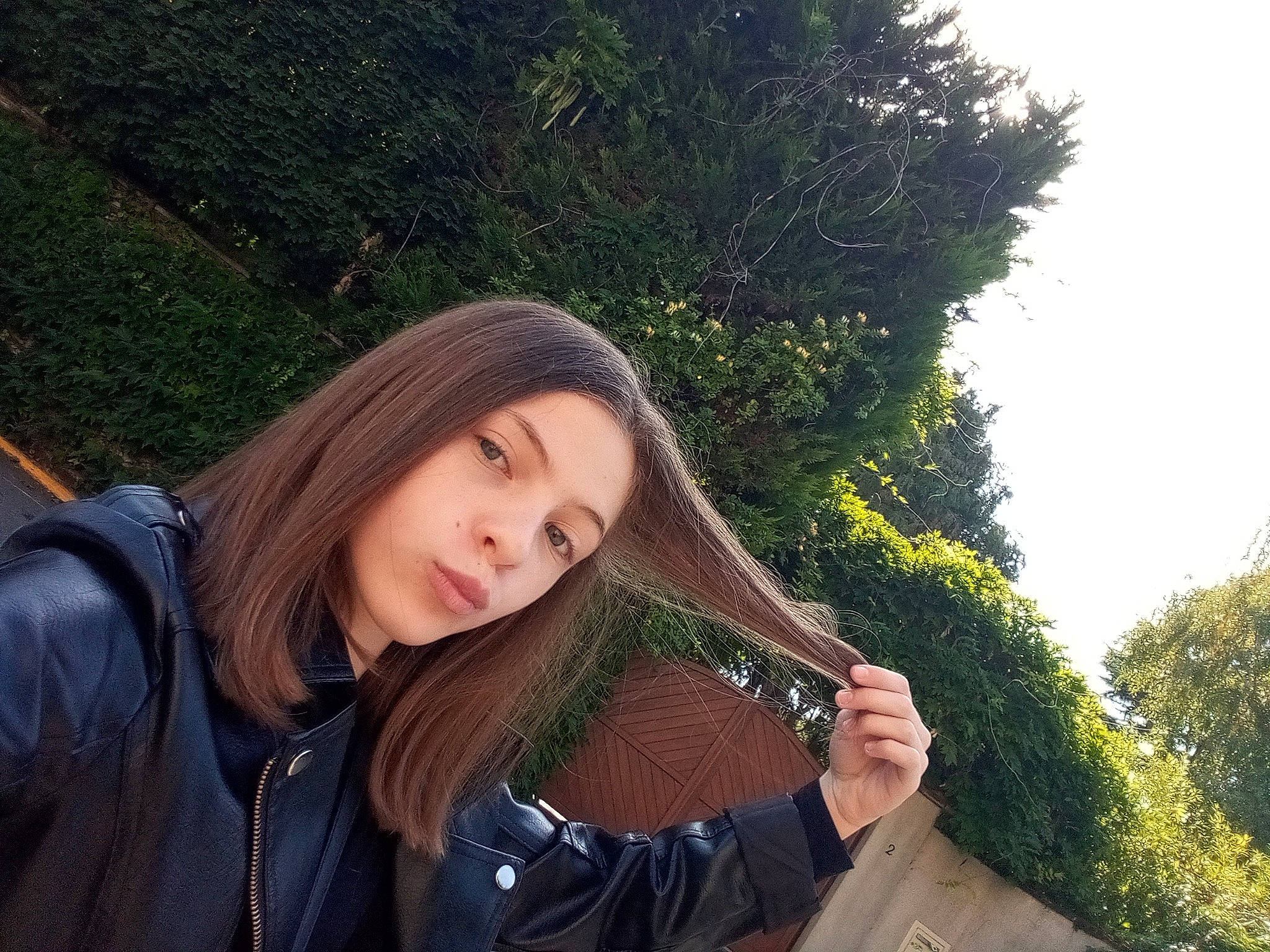 Emie a rejoint le concours — aidez-le/la à gagner de superbes lots ! brown_hair, cap, cool, electric_blue, eyewear, fashion_accessory, grass, happy, jewellery, knit_cap, leisure, long_hair, people_in_nature, person, plant, selfie, sky, smile, street_fashion, travel