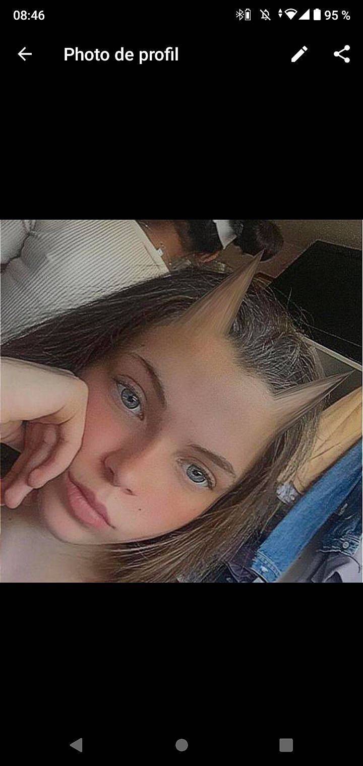 Emie participe au concours pour gagner de l'argent avec cette photo : automotive_exterior, beauty, cheek, cool, eyebrow, eyelash, flash_photography, forehead, gesture, happy, iris, jaw, lip, nose, person, personal_luxury_car, selfie, tints_and_shades, vehicle_door, windshield