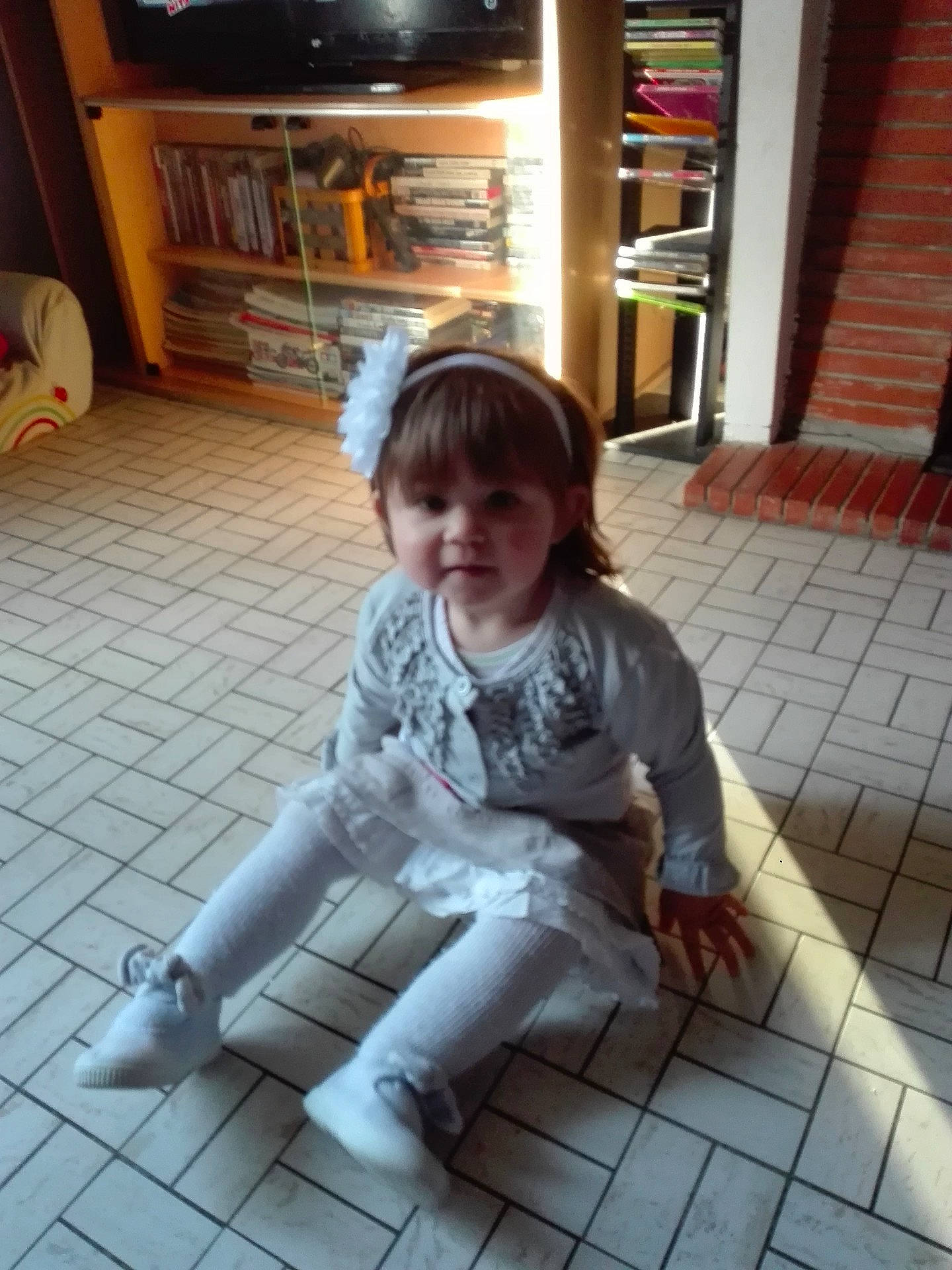 Shanna participe au concours pour gagner de l'argent avec cette photo : child, day, human_positions, infant, person, play, sitting, toddler