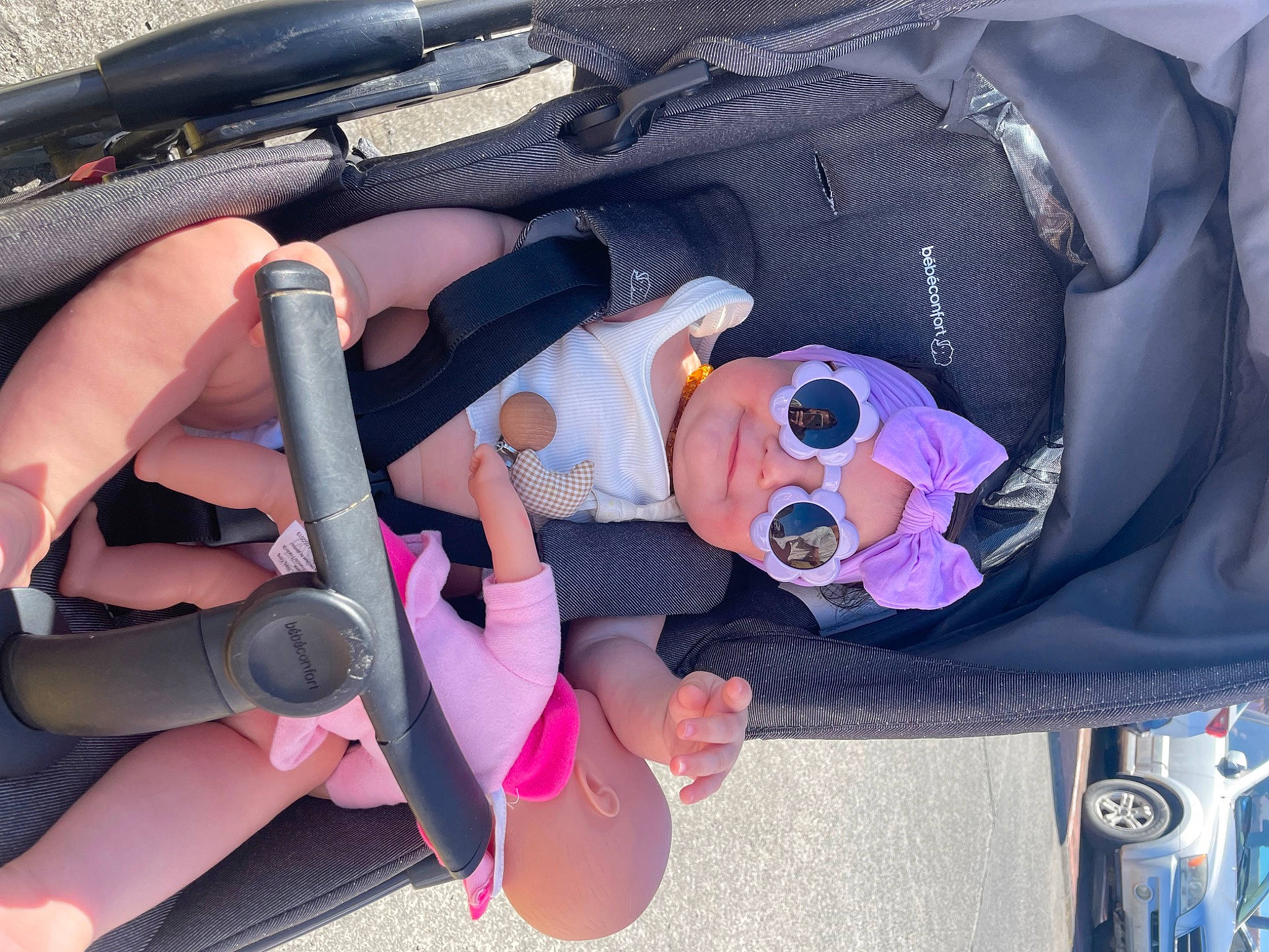 Sia a rejoint le concours — aidez-le/la à gagner de superbes lots ! auto_part, baby, baby_carriage, baby_products, baby_toddler_clothing, car, car_seat, car_seat_cover, child, comfort, headwear, motor_vehicle, person, plant, product, seat_belt, service, sunglasses, thumb, toddler