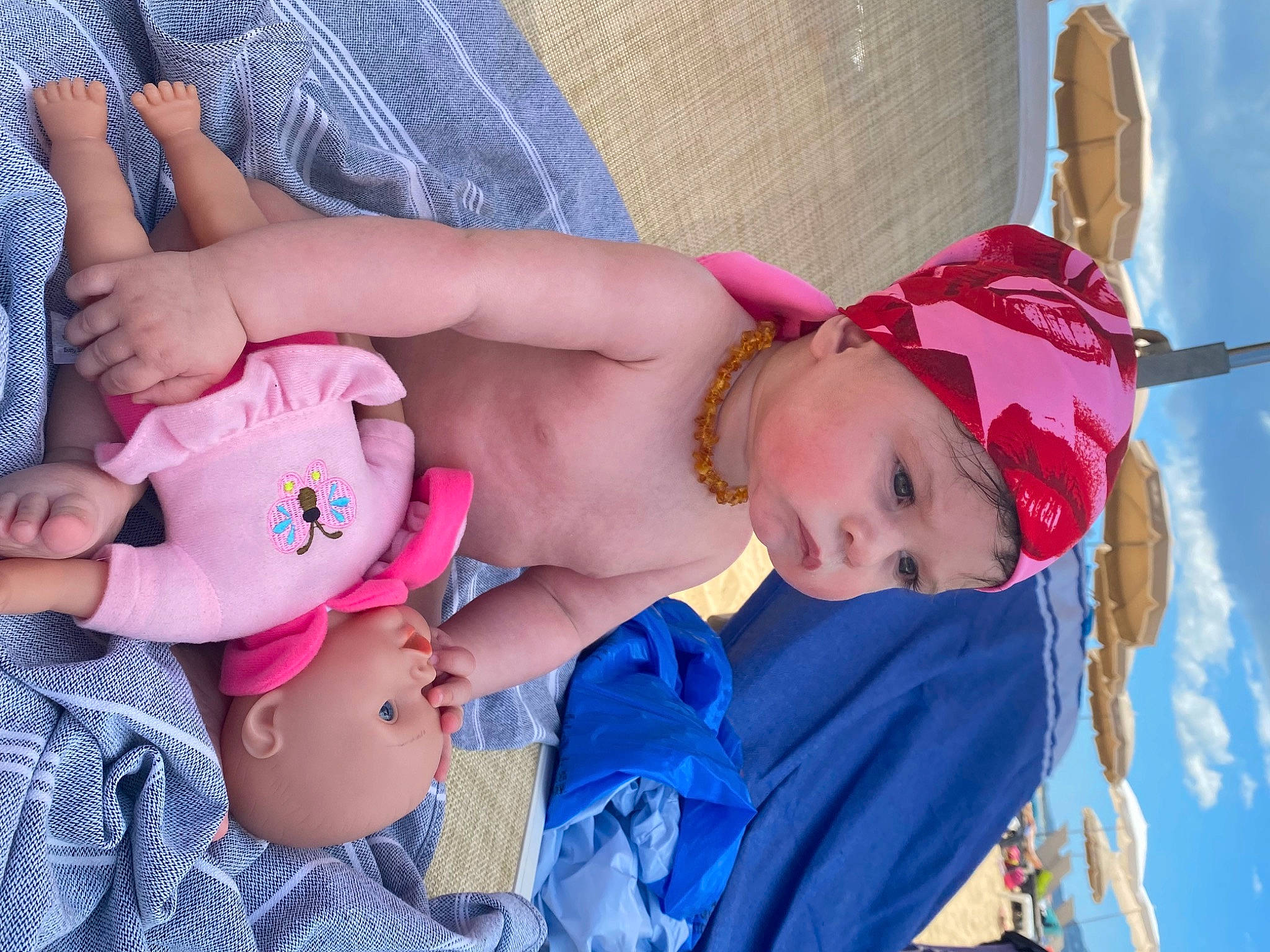Sia participe au concours pour gagner de l'argent avec cette photo : azure, baby, baby_toddler_clothing, blue, eye, fun, hand, happy, hat, headgear, headwear, human_body, leg, person, pink, plant, skin, summer, sunglasses, thigh