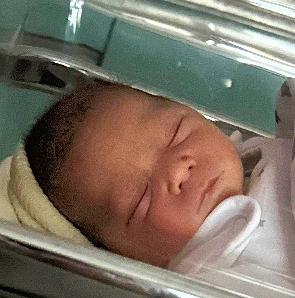 Ayden participe au concours pour gagner de l&#x27;argent avec cette photo : baby, baby_products, baby_safety, baby_sleeping, bathing, bedtime, cheek, child, childbirth, comfort, ear, eye, eyebrow, flesh, hair, linens, nap, nose, person, sleep