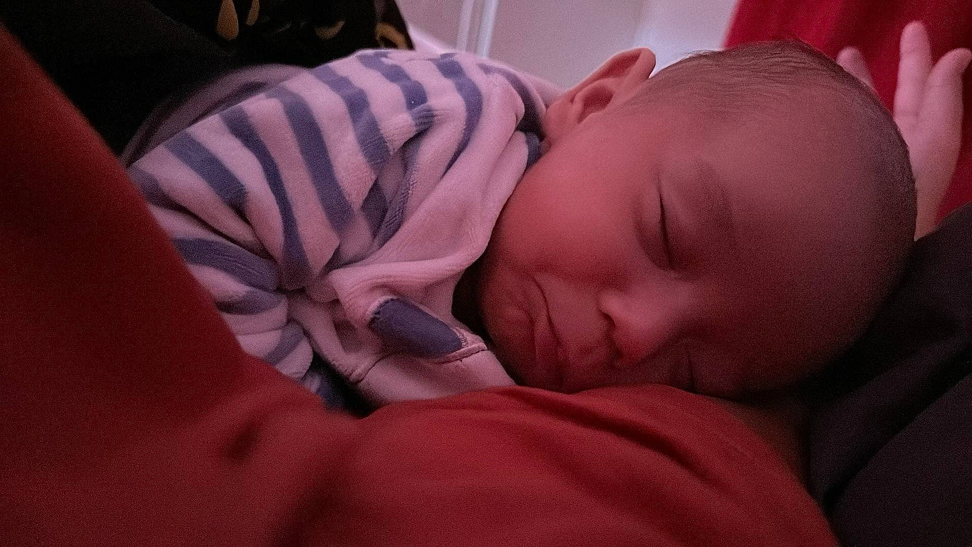 Ayden participe au concours pour gagner de l&#x27;argent avec cette photo : baby, bedtime, cheek, chin, comfort, ear, eyebrow, eyelash, finger, forehead, fun, human_body, iris, lip, mouth, neck, nose, person, purple, skin