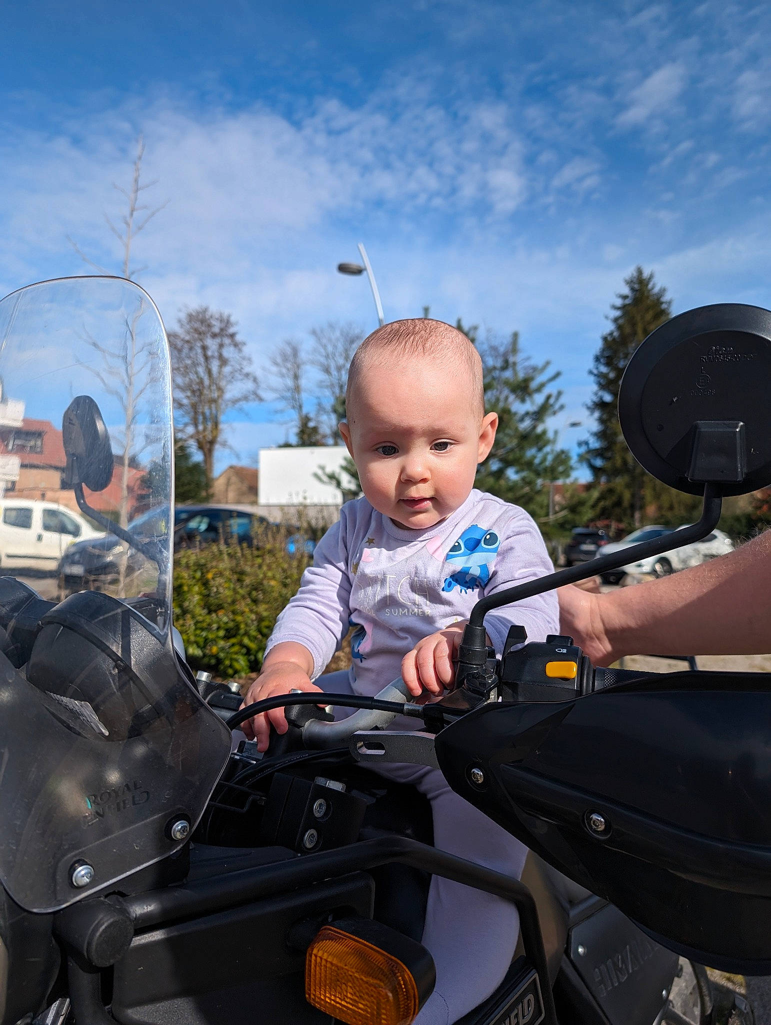 Joanne participe au concours pour gagner de l'argent avec cette photo : auto_part, automotive_exterior, automotive_tire, automotive_wheel_system, baby, baby_carriage, cloud, leisure, motor_vehicle, motorcycle, person, personal_protective_equipment, recreation, sky, toddler, travel, tree, vehicle, vehicle_door, wheel