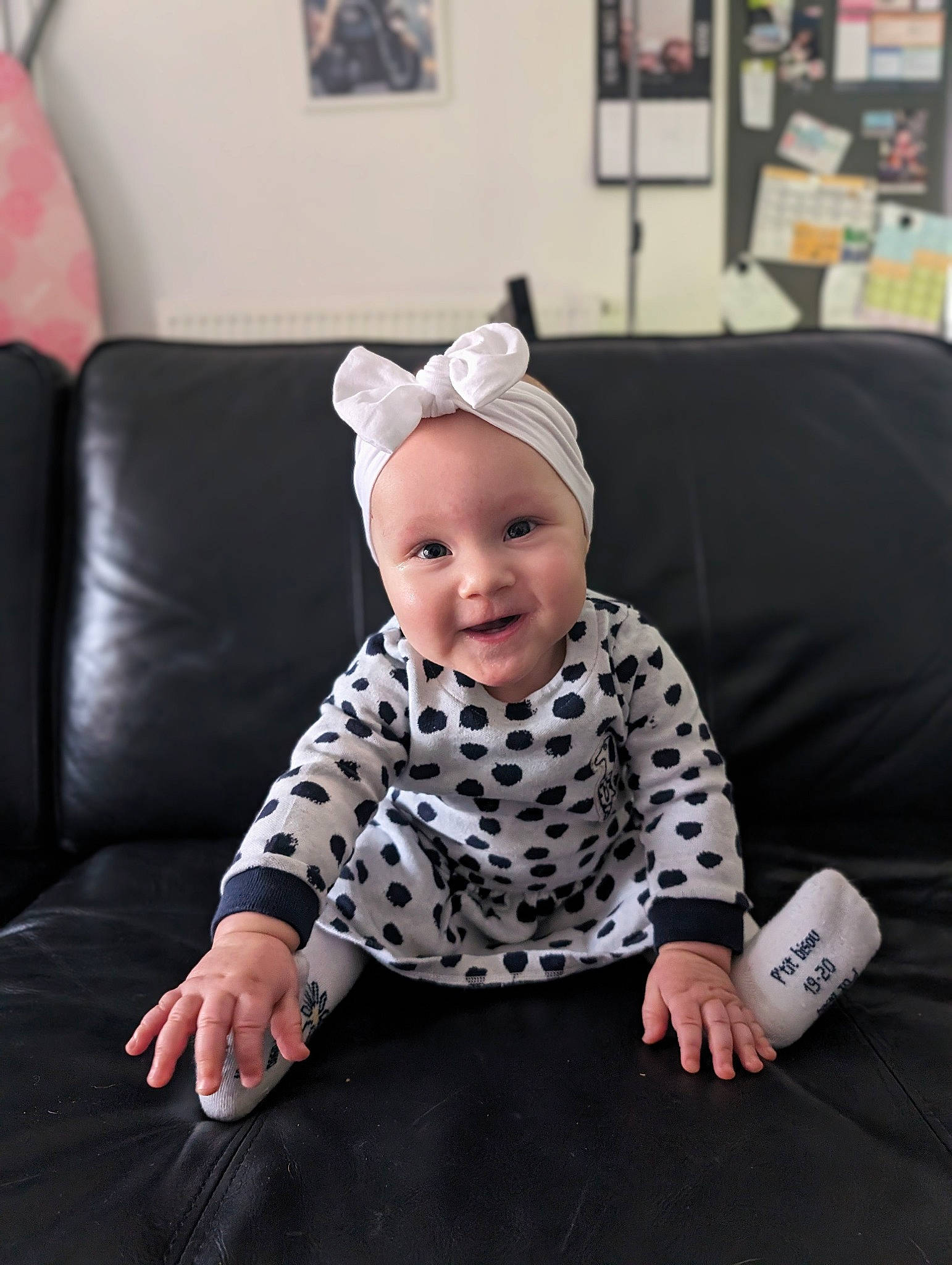 Joanne a rejoint le concours — aidez-le/la à gagner de superbes lots ! baby, baby_toddler_clothing, child, comfort, costume_hat, couch, eye, fashion_accessory, flooring, happy, hat, joy, laugh, pattern, person, picture_frame, portrait_photography, room, sitting, sleeve