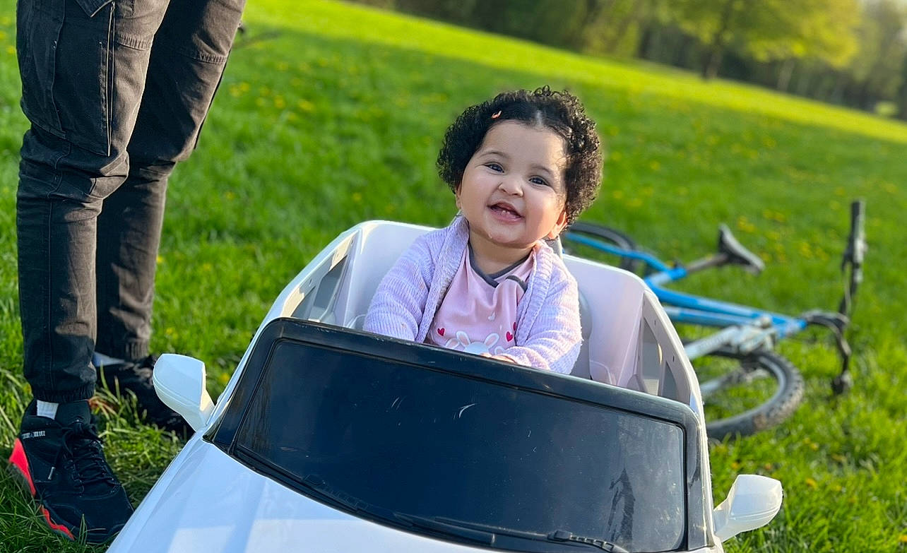 Shaïma a rejoint le concours — aidez-le/la à gagner de superbes lots ! bicycle, bicycle_handlebar, bicycle_wheel, child, daytime, fun, grass, green, happy, lawn, leisure, motor_vehicle, person, plant, public_space, recreation, smile, summer, tire, tree