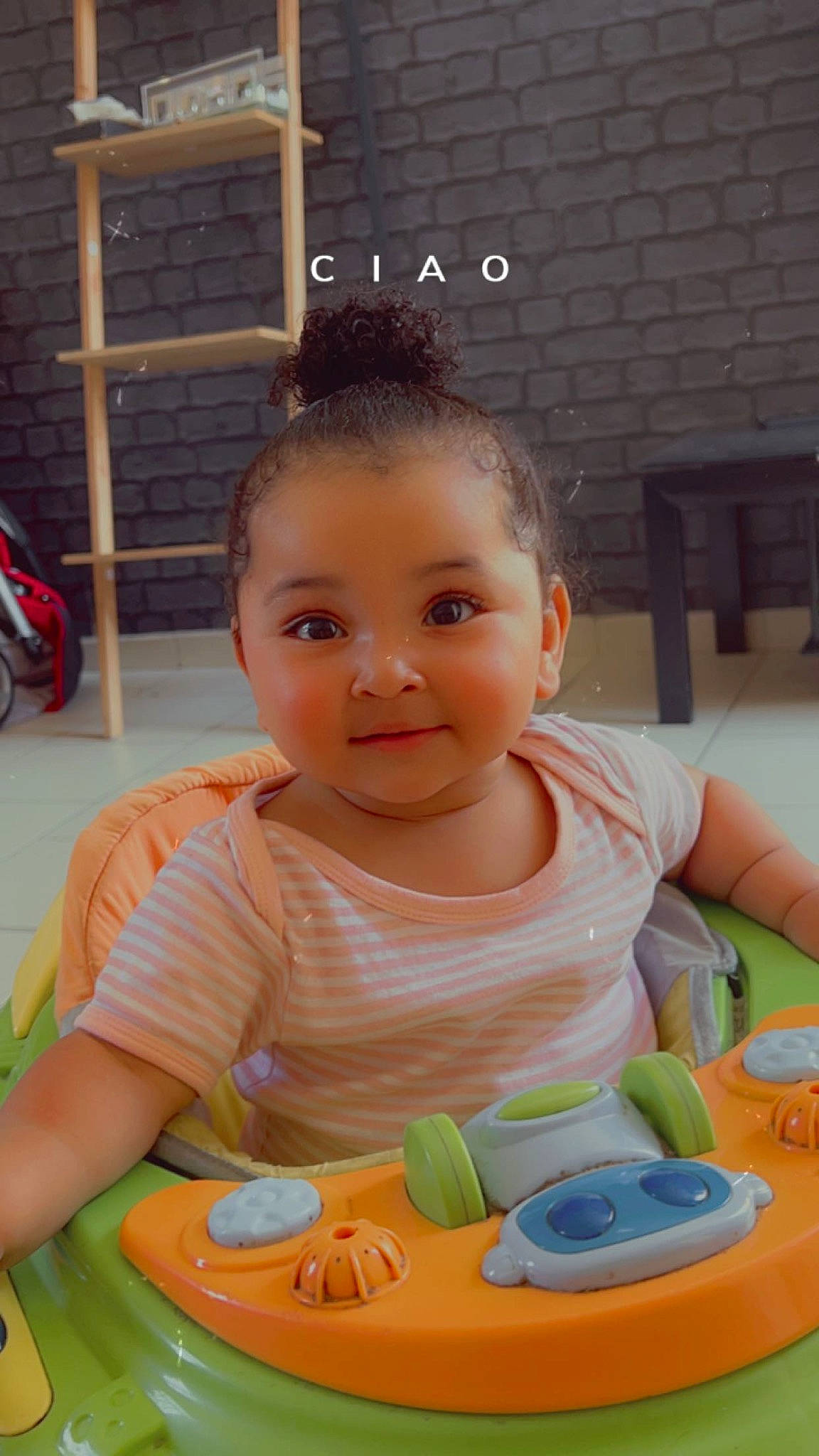 Shaïma participe au concours pour gagner de l'argent avec cette photo : baby, baby_playing_with_toys, baby_toddler_clothing, cheek, child, fun, happy, joy, leisure, nose, person, play, product, recreation, room, sitting, skin, smile, table, tire