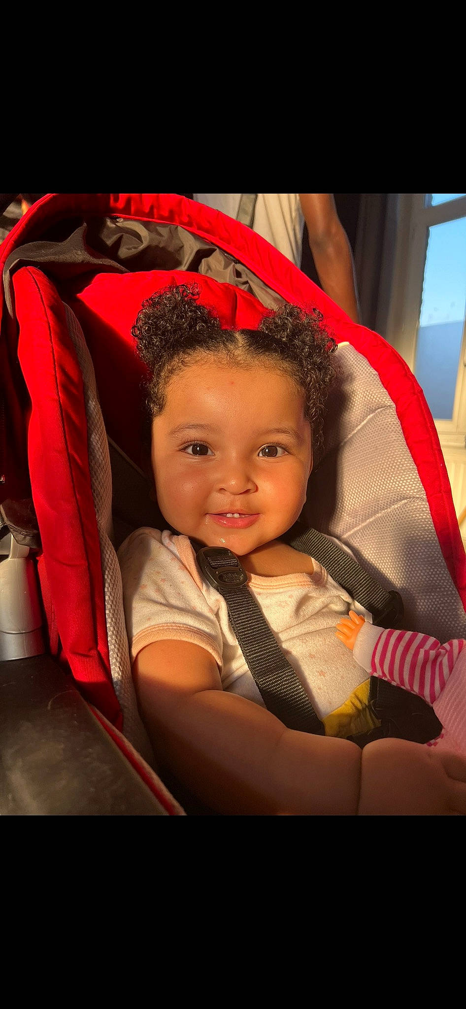 Shaïma a rejoint le concours — aidez-le/la à gagner de superbes lots ! baby, baby_carriage, baby_products, black_hair, car_seat, cheek, child, comfort, flash_photography, fun, happy, joy, leisure, magenta, person, room, sitting, skin, smile, tints_and_shades