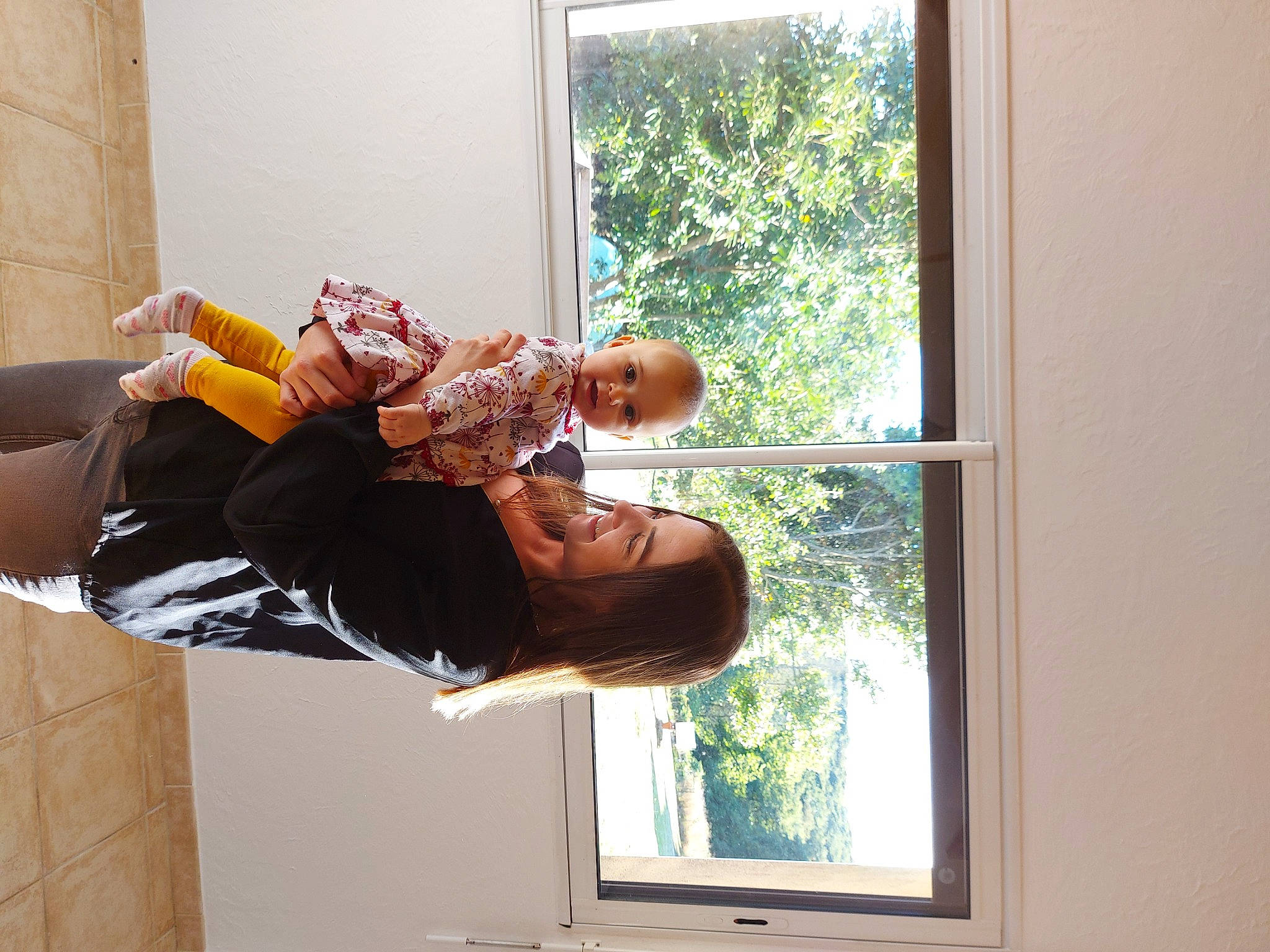 Loëna participe au concours pour gagner de l'argent avec cette photo : arm, comfort, door, elbow, fun, glass, happy, house, human_leg, knee, leisure, person, room, sash_window, sitting, thigh, tints_and_shades, tree, window, wood