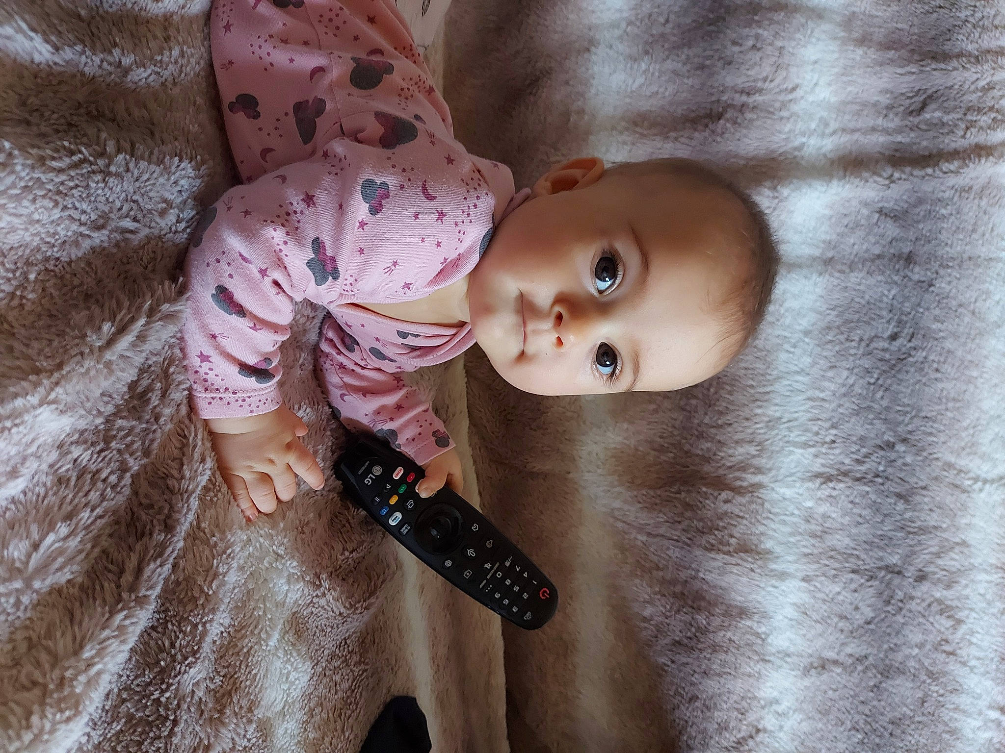 Loëna participe au concours pour gagner de l'argent avec cette photo : arm, baby, baby_products, baby_toddler_clothing, baby_toys, cheek, child, doll, eye, finger, flooring, linens, nose, pattern, person, skin, sleeve, textile, toddler, toy