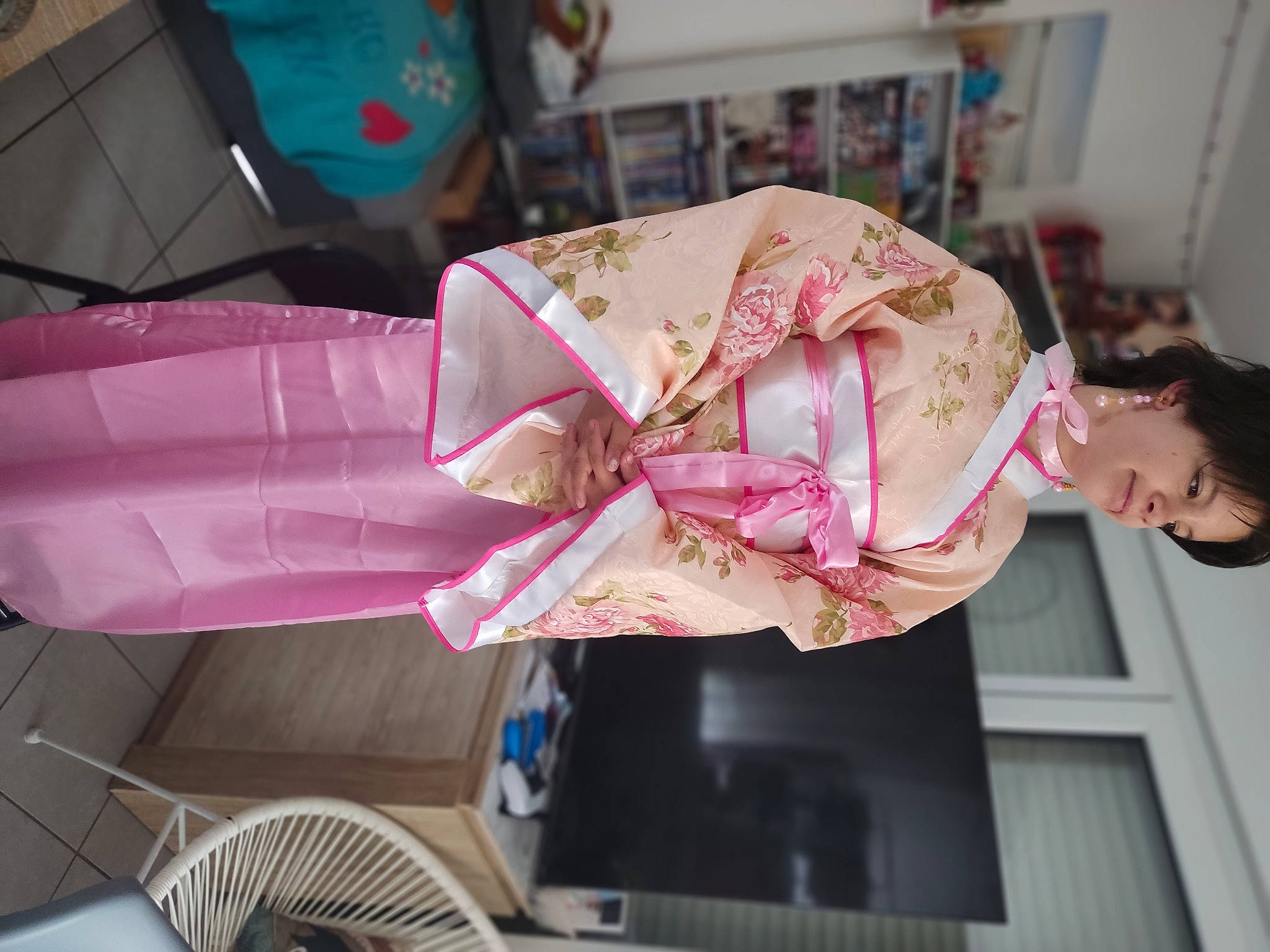 Cassidy participe au concours pour gagner de l'argent avec cette photo : art, child, costume, craft, creative_arts, event, fashion_design, fun, magenta, mechanical_fan, paper, paper_product, party, pattern, peach, person, pink, room, visual_arts