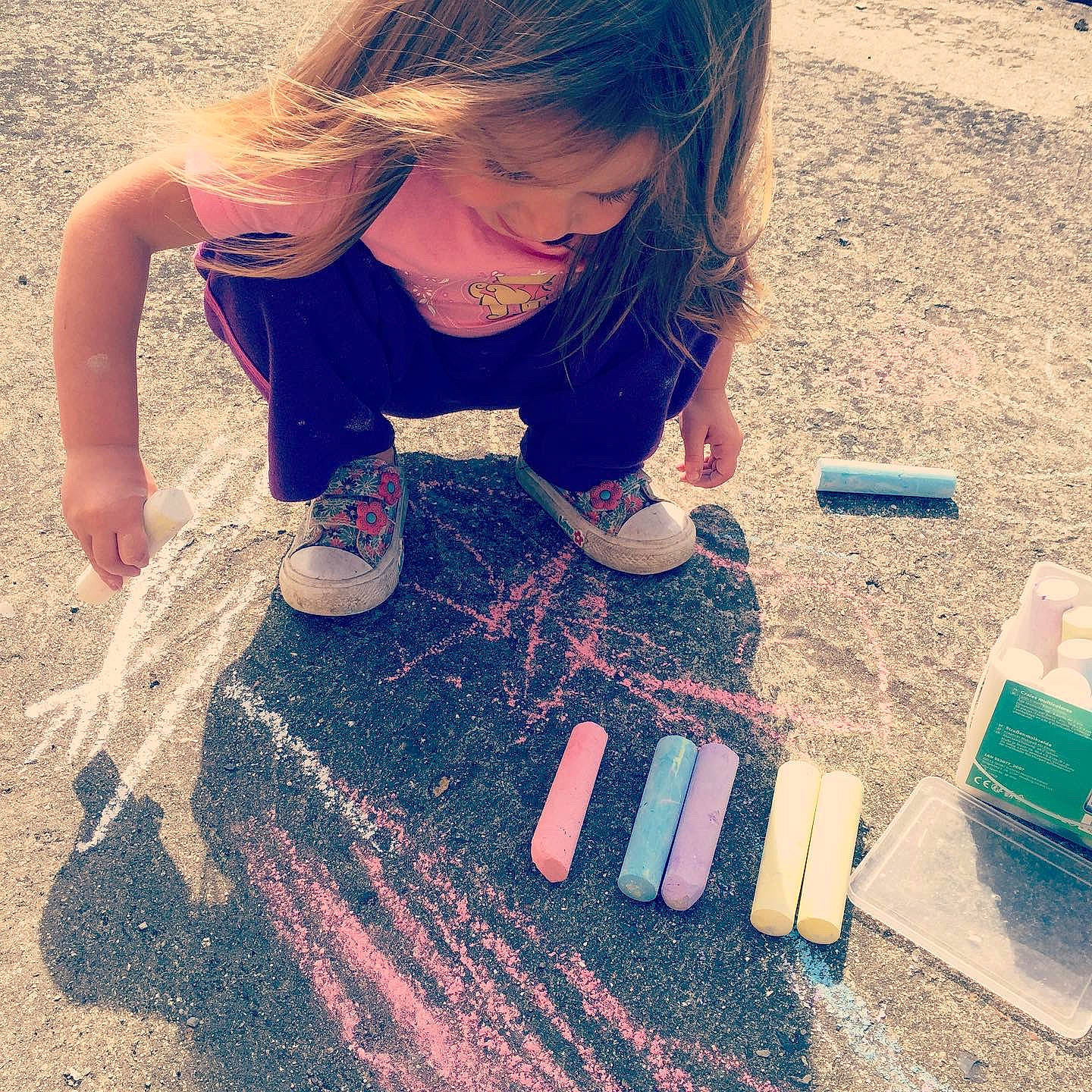 Eryn a rejoint le concours — aidez-le/la à gagner de superbes lots ! child, cool, electric_blue, fun, grass, happy, human_leg, metal, nail, paint, person, play, sand, shadow, sitting, soil, summer, t_shirt, thigh, tints_and_shades