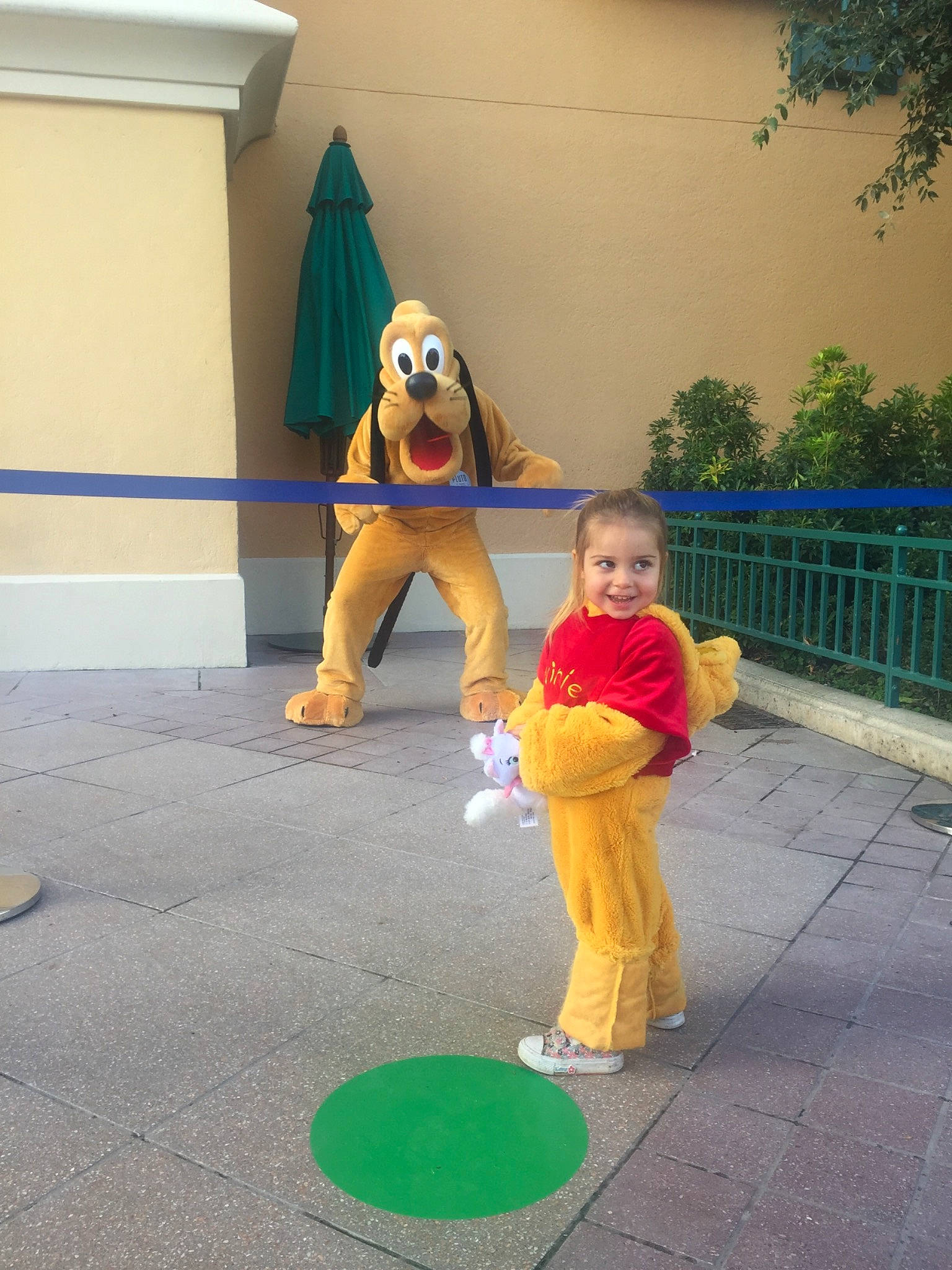 Eryn a rejoint le concours — aidez-le/la à gagner de superbes lots ! asphalt, boot, child, costume, fence, flooring, fun, hat, joy, leisure, mascot, person, personal_protective_equipment, plant, play, recreation, shoe, stuffed_toy, sunglasses, toddler