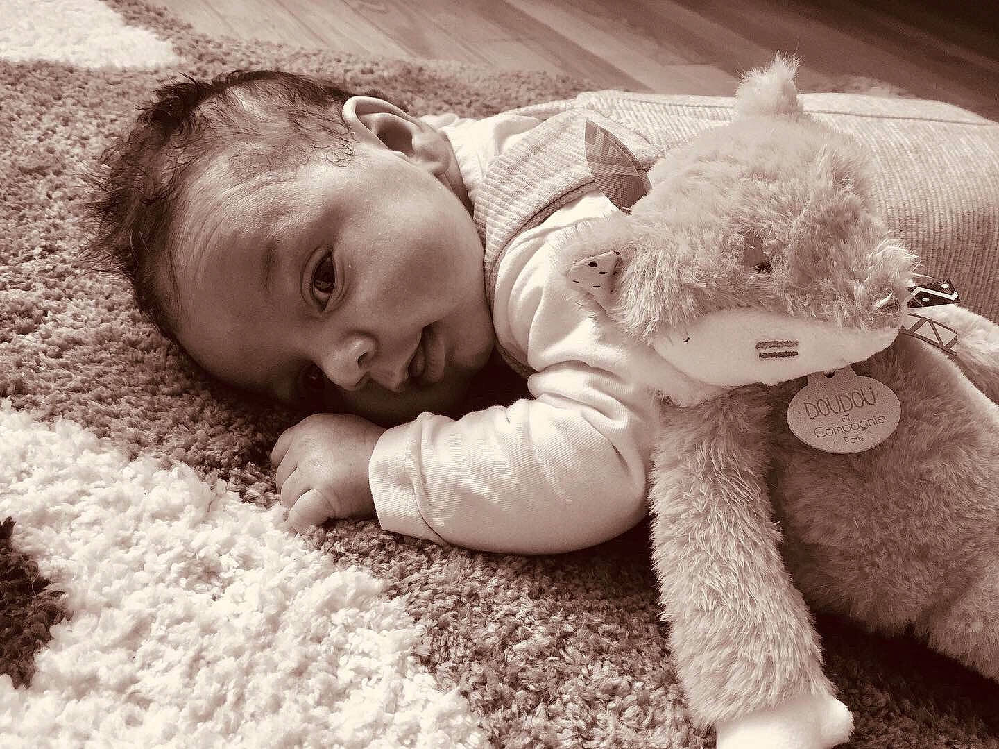 Erwann participe au concours pour gagner de l'argent avec cette photo : baby, bedtime, child, comfort, eye, flooring, fun, fur, gesture, grass, happy, mammal, monochrome, monochrome_photography, nose, people_in_nature, person, skin, stock_photography, toddler