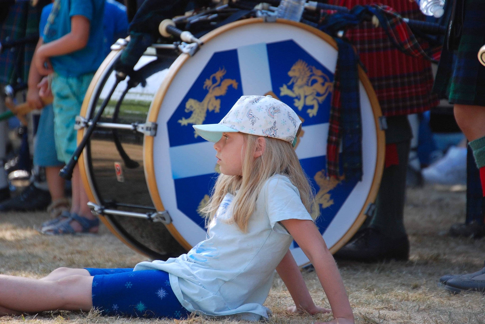 Eleanor participe au concours pour gagner de l'argent avec cette photo : automotive_tire, automotive_wheel_system, blue, clothing, drum, electric_blue, headgear, headwear, helmet, idiophone, leisure, membranophone, musical_instrument, person, personal_protective_equipment, recreation, shoe, shorts, sneakers, sports_gear