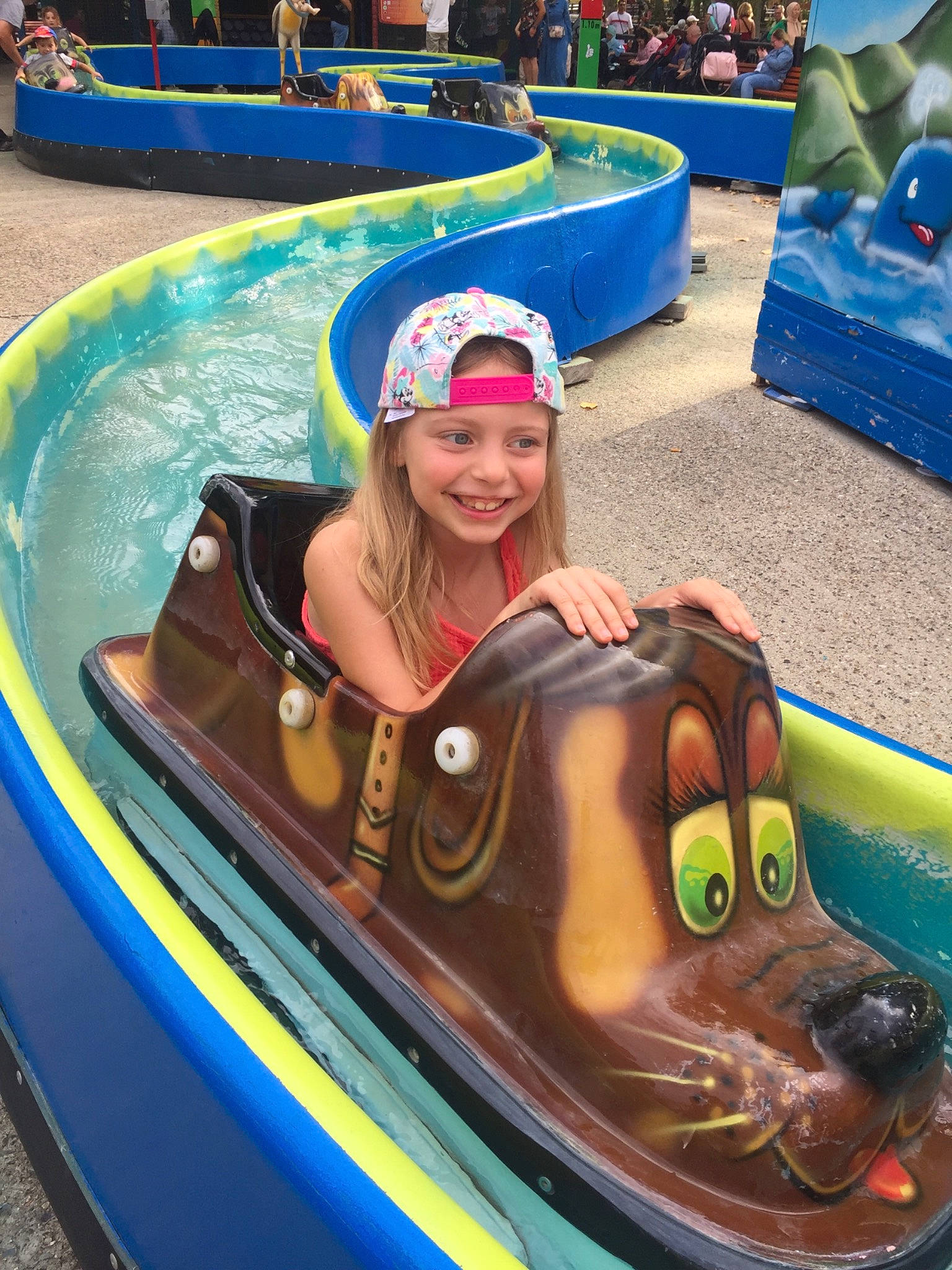 Eleanor a rejoint le concours — aidez-le/la à gagner de superbes lots ! amusement_park, amusement_ride, automotive_design, automotive_exterior, boating, boats_and_boating_equipment_and_supplies, bumper, fun, happy, headwear, inflatable, joy, leisure, motor_vehicle, nonbuilding_structure, outdoor_recreation, person, personal_protective_equipment, recreation, smile