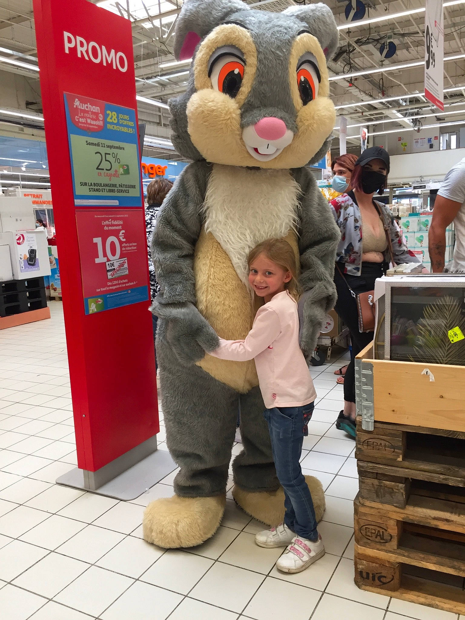 Eleanor participe au concours pour gagner de l'argent avec cette photo : bag, boot, box, event, flooring, fun, fur, happy, joy, leisure, luggage_and_bags, mascot, person, photograph, recreation, shipping_box, shorts, smile, snapshot, tourism