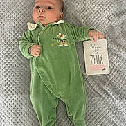 Victoria participe au concours pour gagner de l'argent avec cette photo : baby, blanket, card, child, clothing, cute, expression, face, footed_pajamas, green_onesie, hand, indoor, infant, lying_down, newborn, person, portrait, soft, texture, two_months