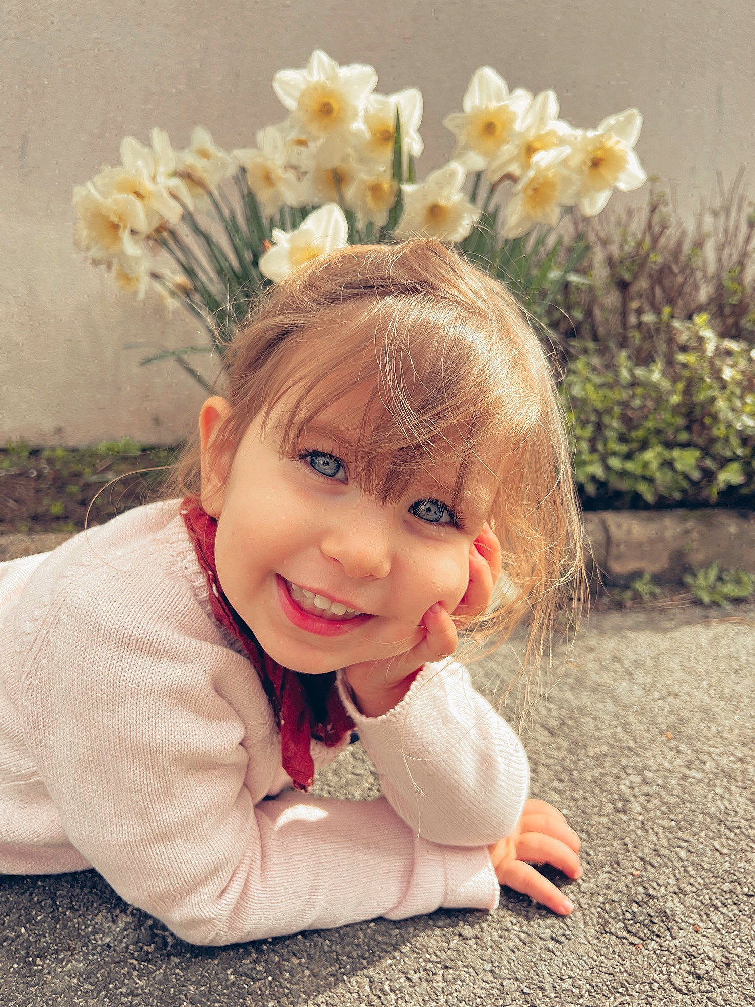 Pauline a rejoint le concours — aidez-le/la à gagner de superbes lots ! beauty, blond, bouquet, brown_hair, child, cut_flowers, flash_photography, flower, flower_arranging, grass, hand, happy, headgear, headpiece, iris, joy, people_in_nature, person, petal, plant