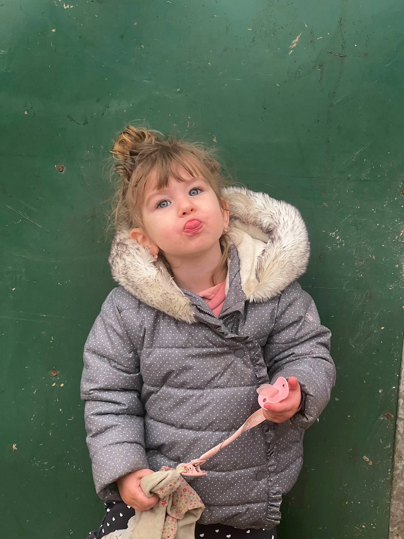 Pauline participe au concours pour gagner de l'argent avec cette photo : cheek, child, cool, eye, face, flash_photography, fun, gesture, grass, hair, happy, jacket, leisure, people_in_nature, person, skin, sleeve, standing, toddler, tree