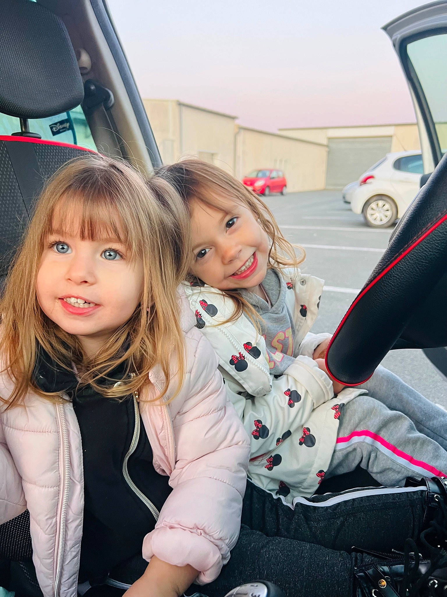 Manoa a rejoint le concours — aidez-le/la à gagner de superbes lots ! auto_part, automotive_design, automotive_exterior, automotive_lighting, blond, brown_hair, cool, event, family_car, fun, happy, joy, leisure, long_hair, motor_vehicle, person, personal_luxury_car, sky, smile, toddler